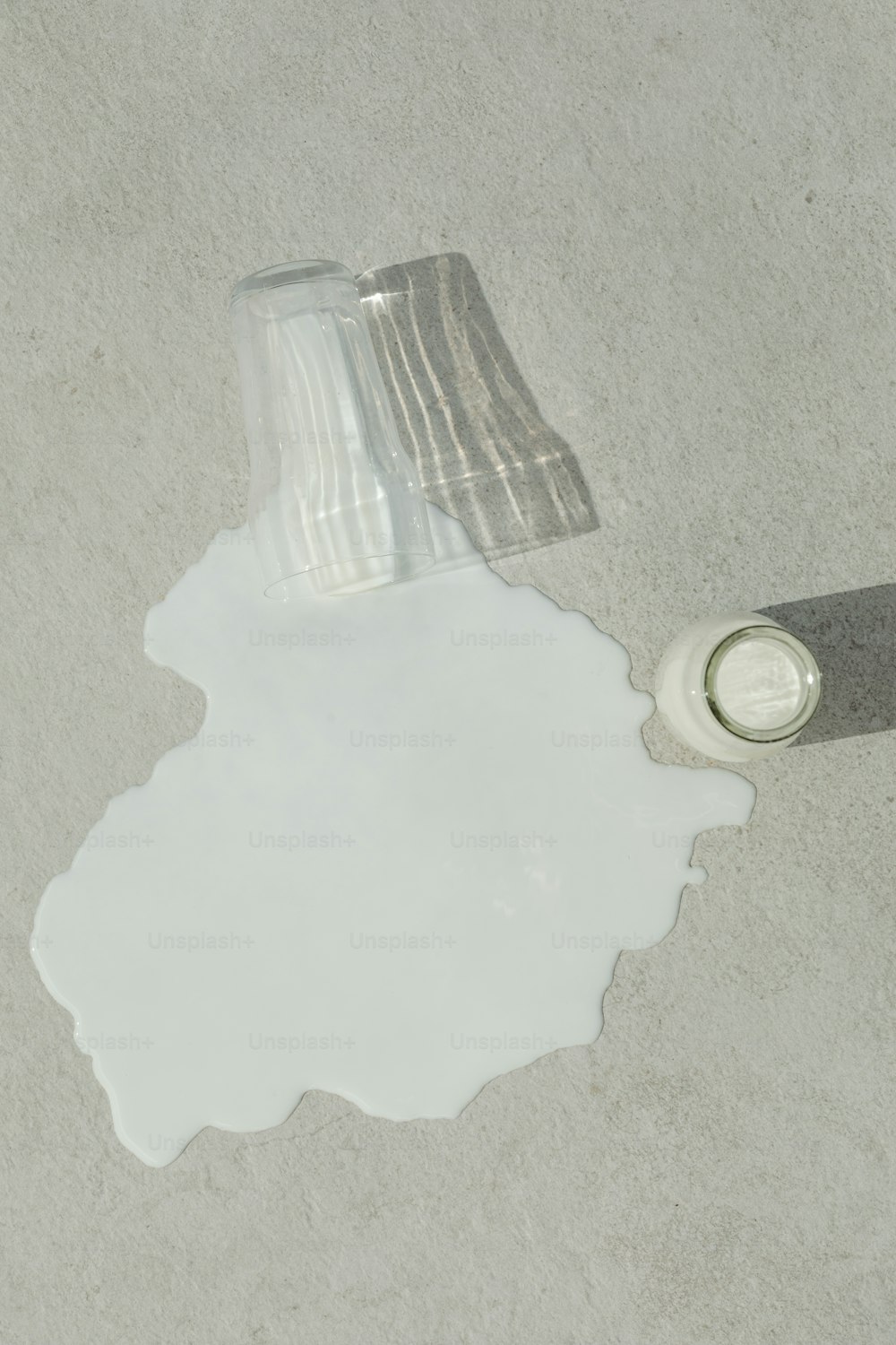uma lata de tinta sentada no chão ao lado de uma lata de tinta