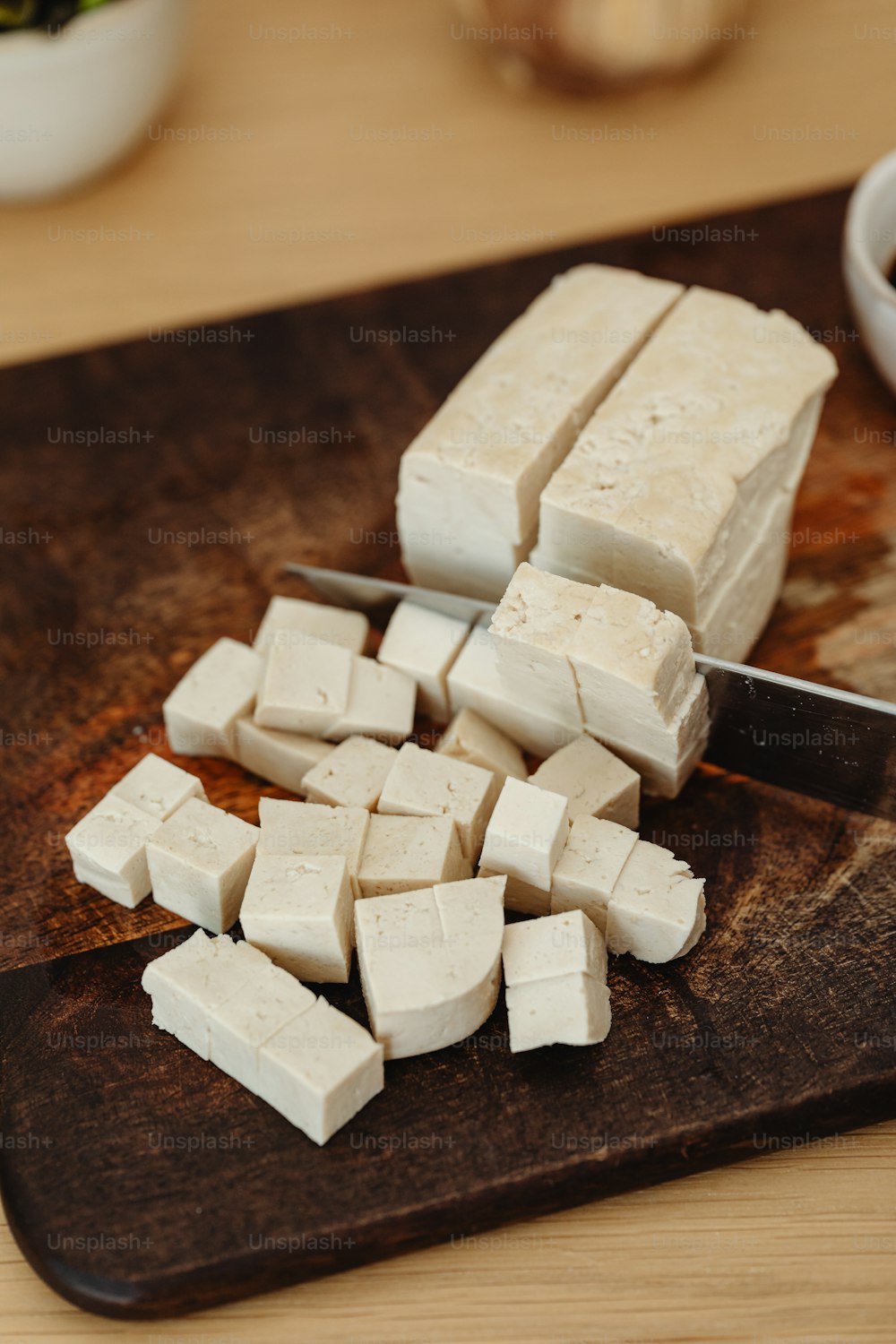 un tagliere con cubetti di tofu su di esso