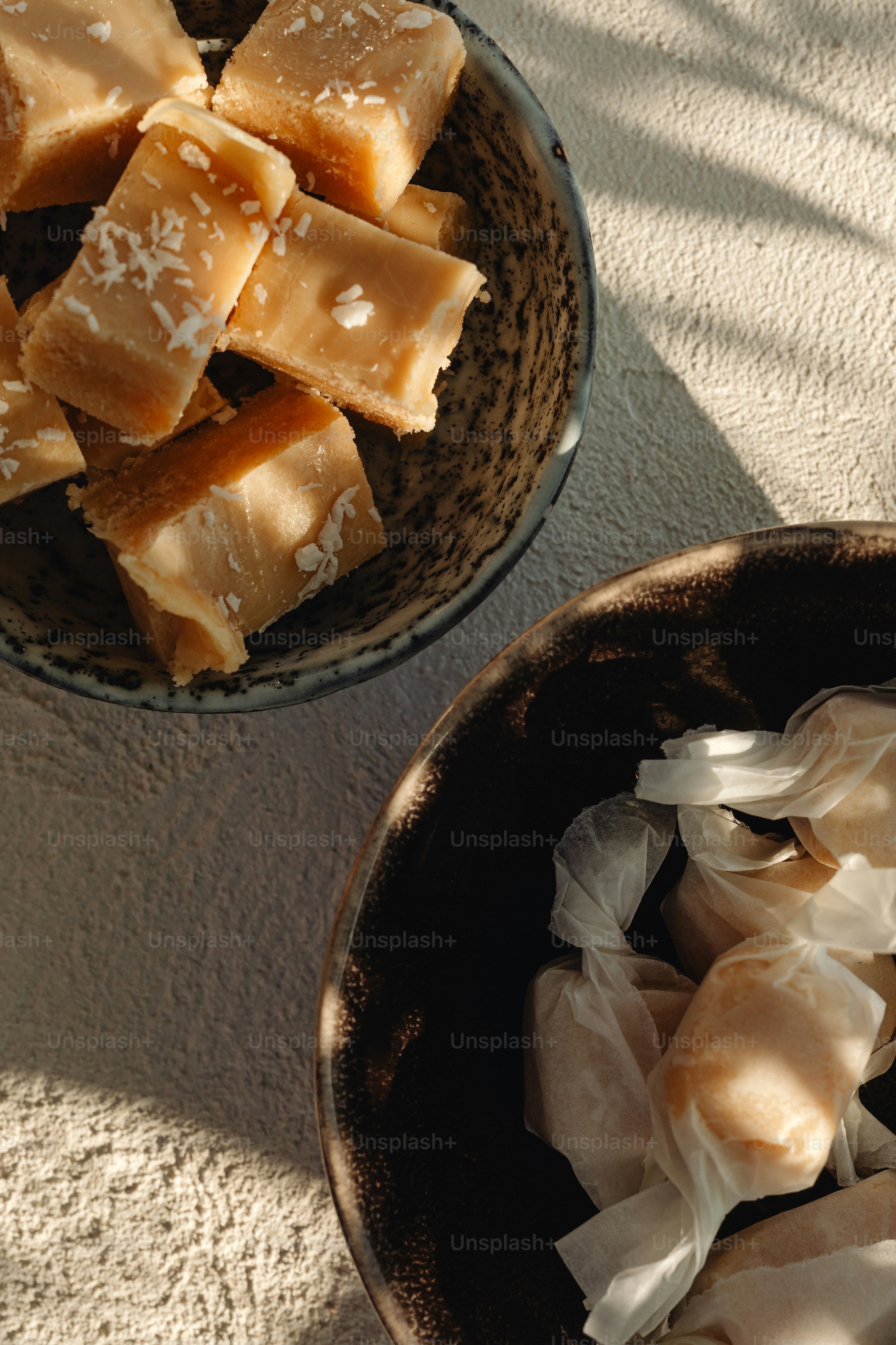 테이블 위에 음식 두 그릇