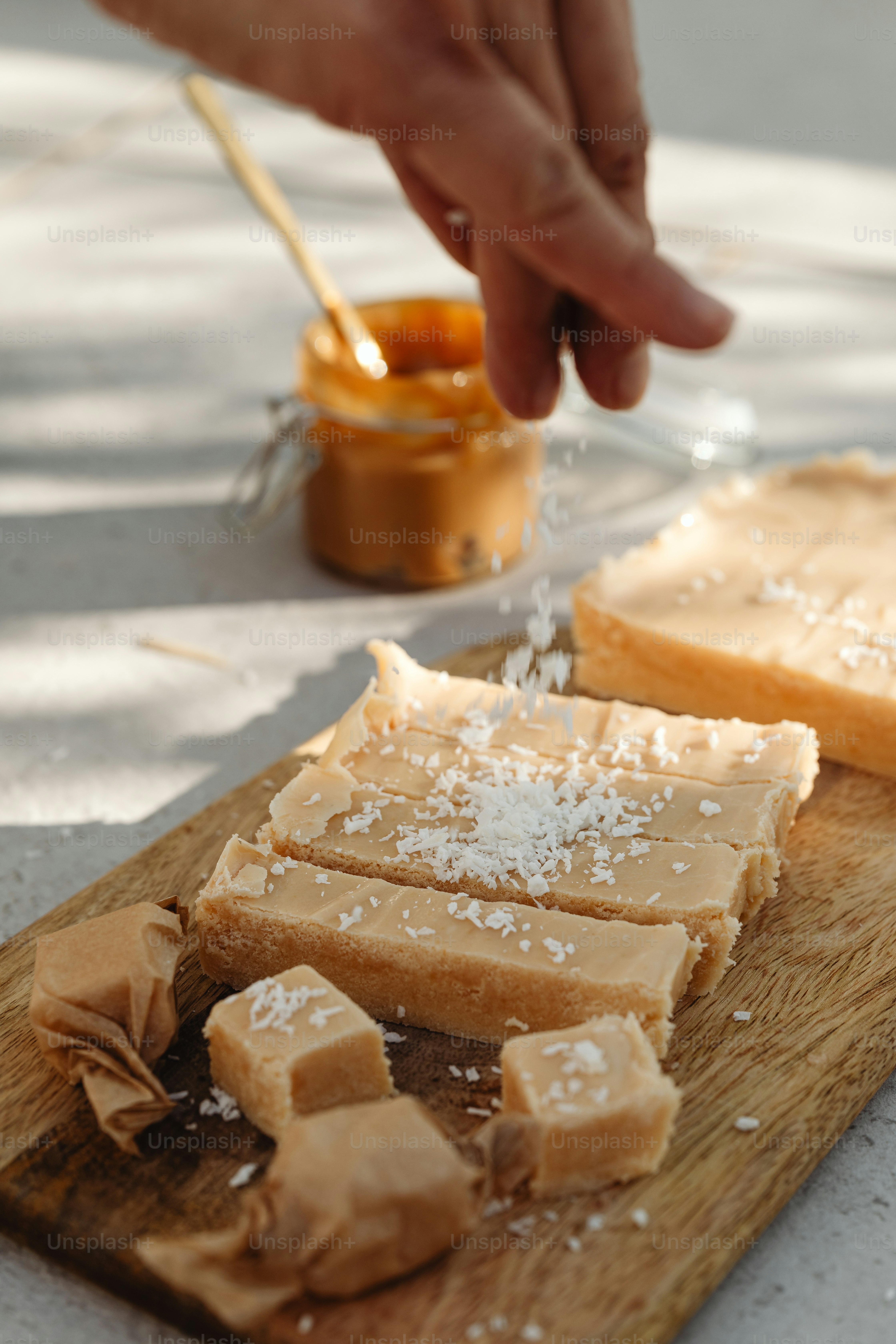 una tabla de cortar de madera cubierta con trozos de pastel