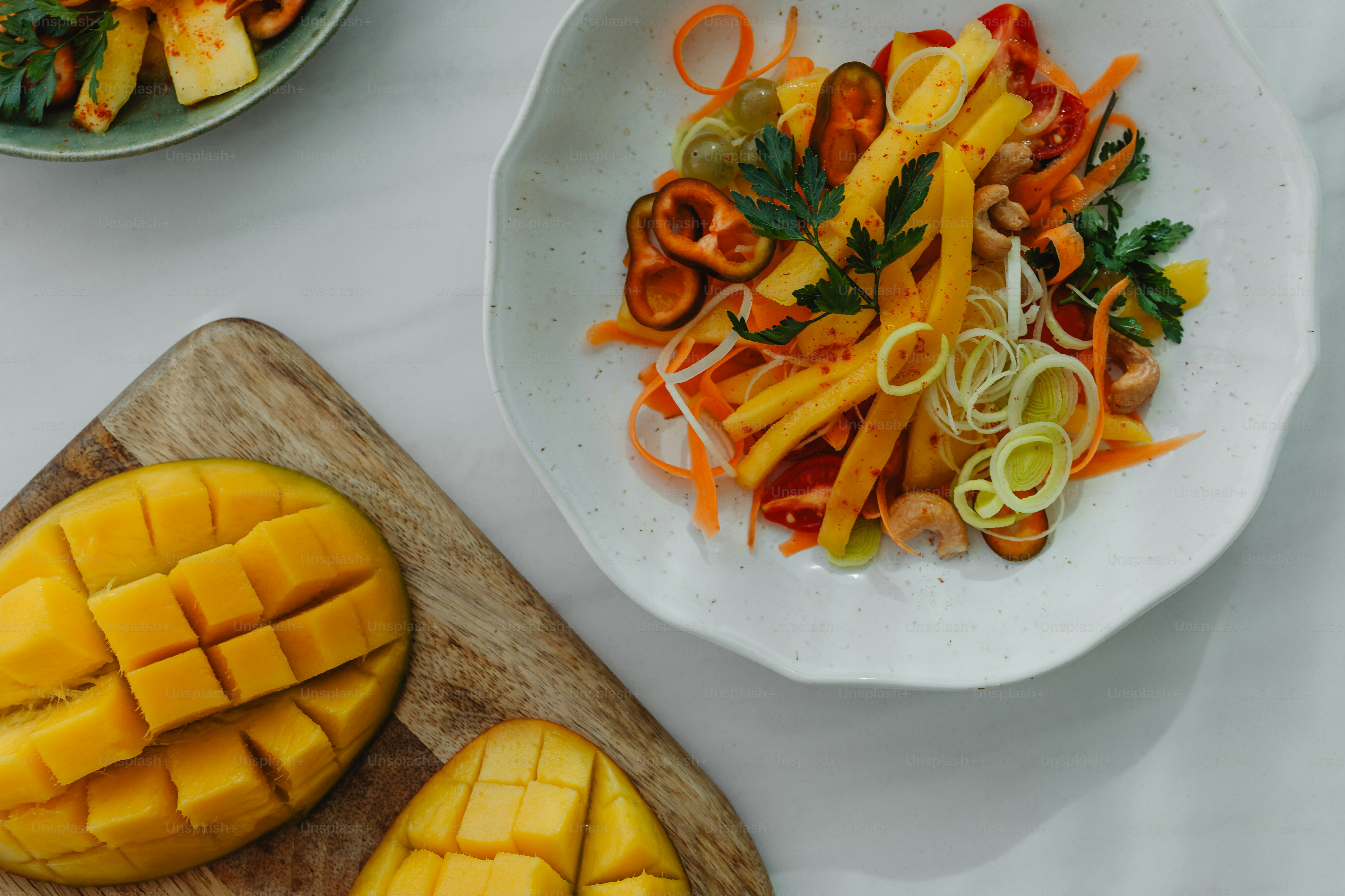 uma tigela branca cheia de muitos tipos diferentes de comida