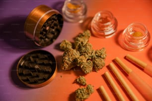 une table surmontée d’un gaufrier et d’un pot de marijuana