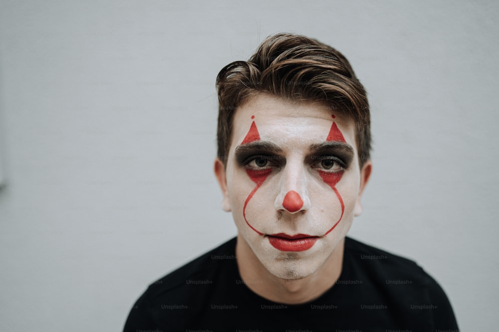 Ein Mann mit einem Clown-Make-up im Gesicht