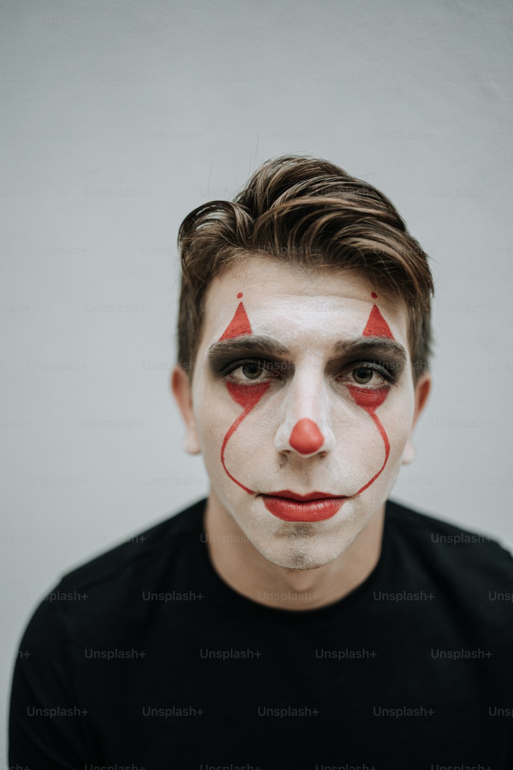 Un uomo con un trucco da clown sul suo viso