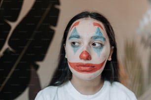 Una donna con un trucco da clown sul suo viso