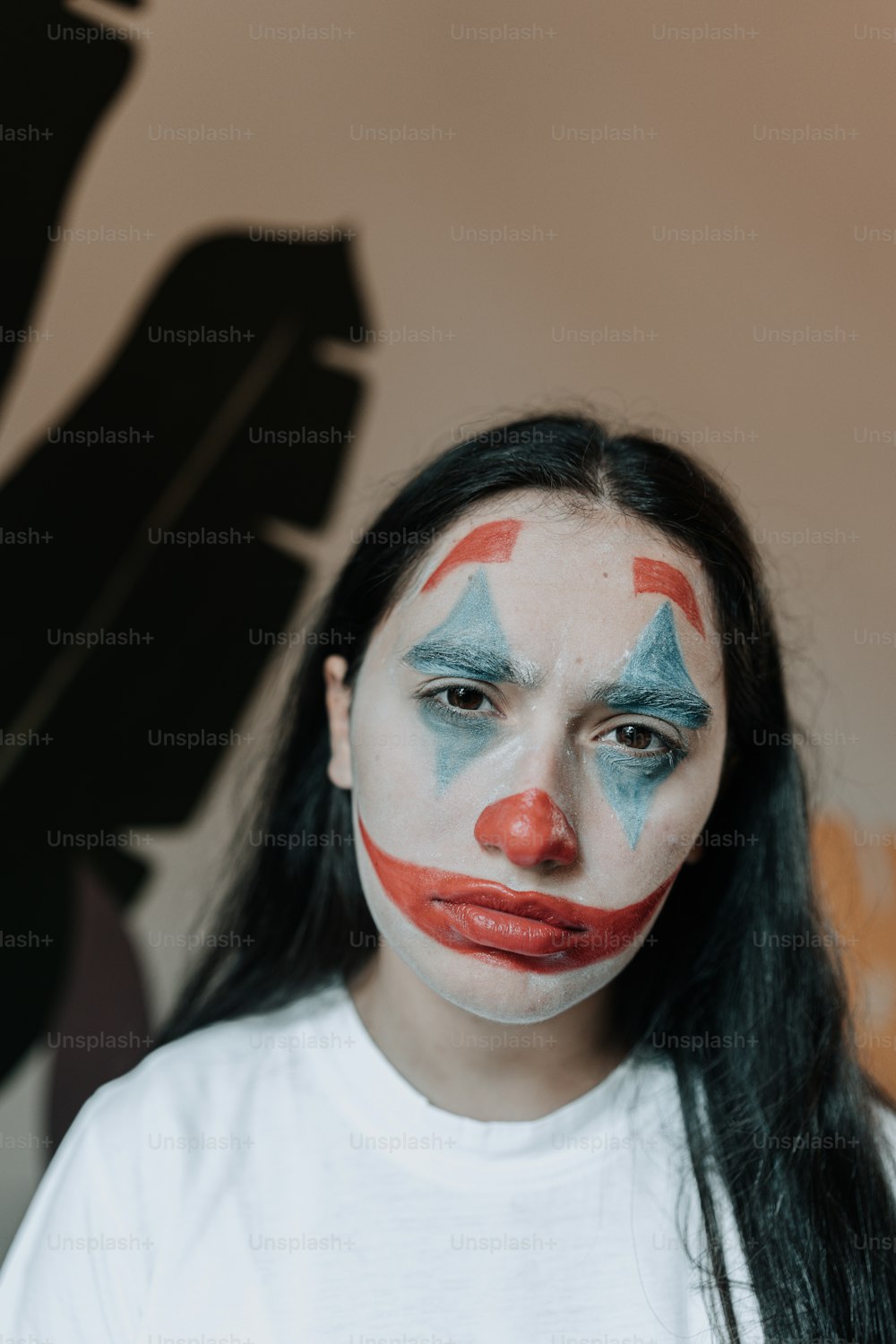 Une femme avec un maquillage de clown sur le visage