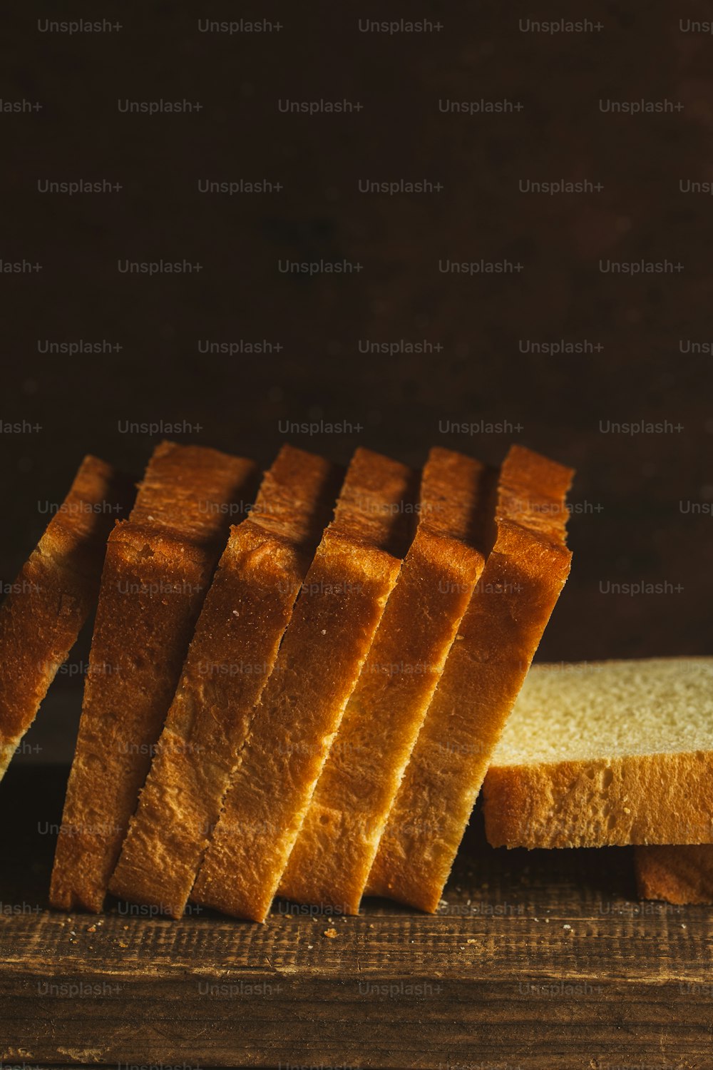 ein geschnittener Laib Brot, der auf einem Holztisch sitzt
