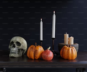 una mesa cubierta con velas y una calavera