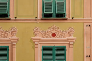 Ein Gebäude mit grünen Fensterläden und einer roten Kugel im Fenster