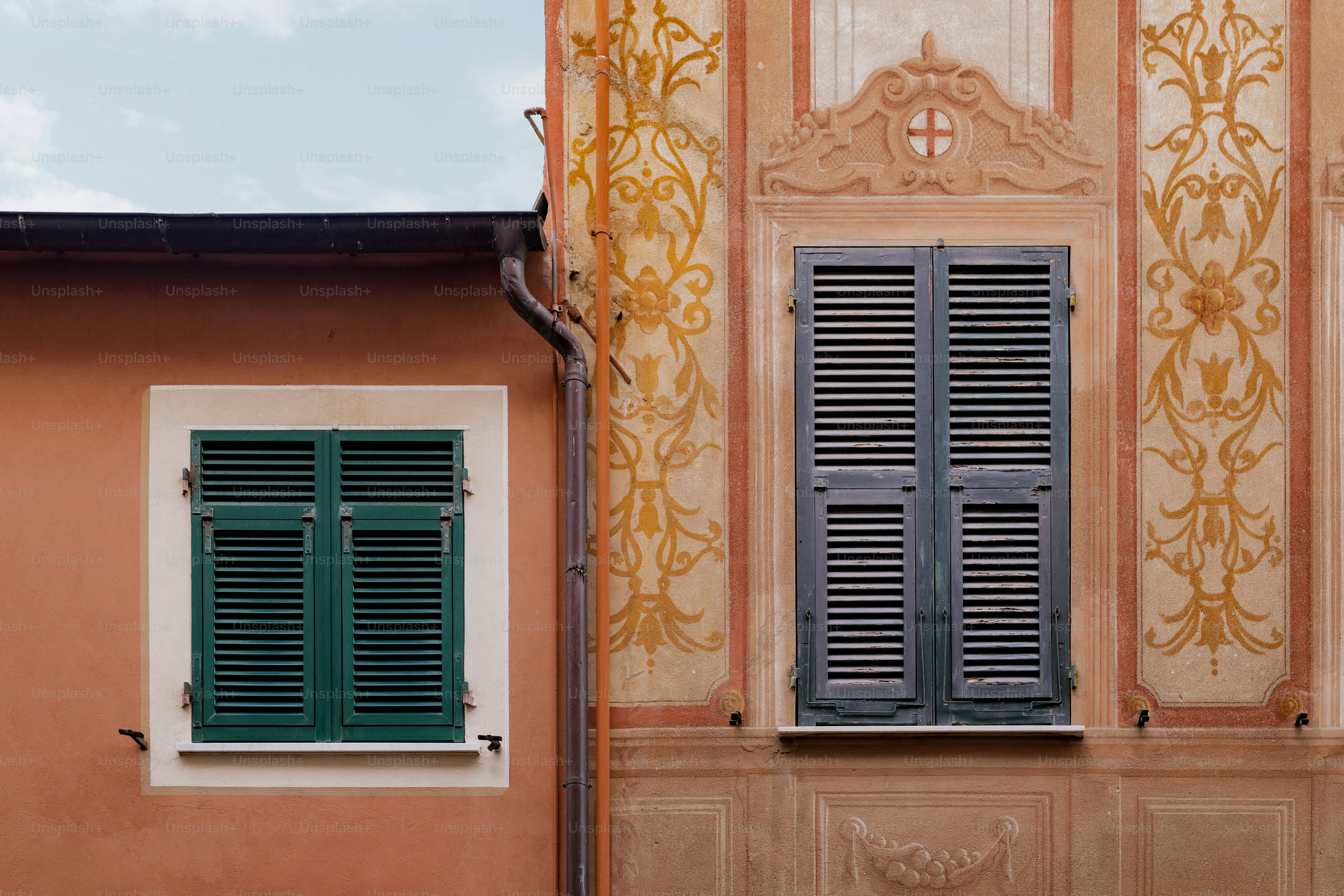 quelques fenêtres assises l’une à côté de l’autre