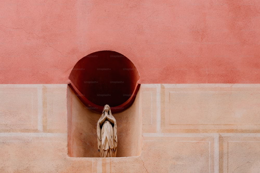 둥근 구멍에 서있는 여자의 동상
