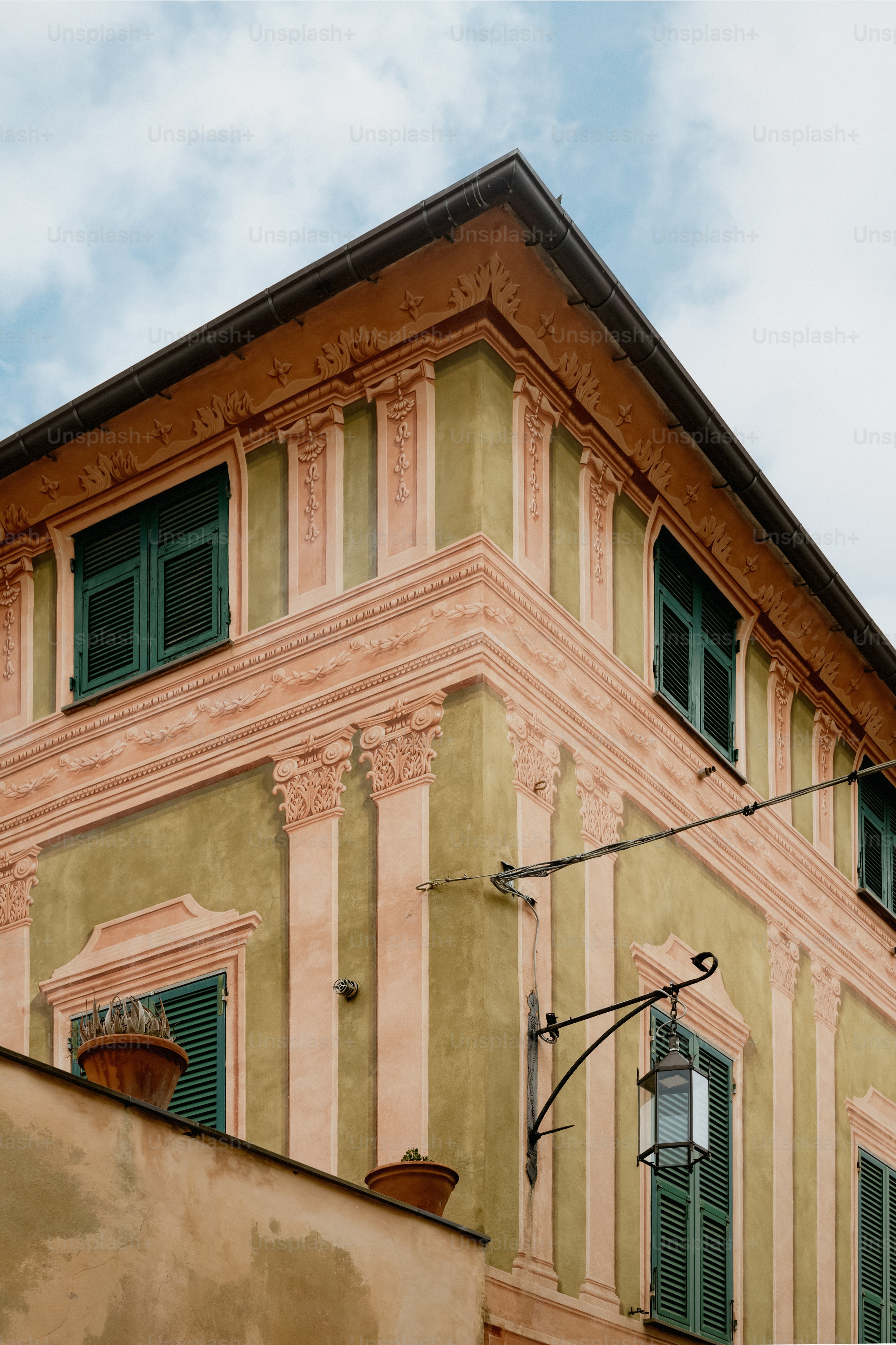 un bâtiment avec une horloge sur le côté