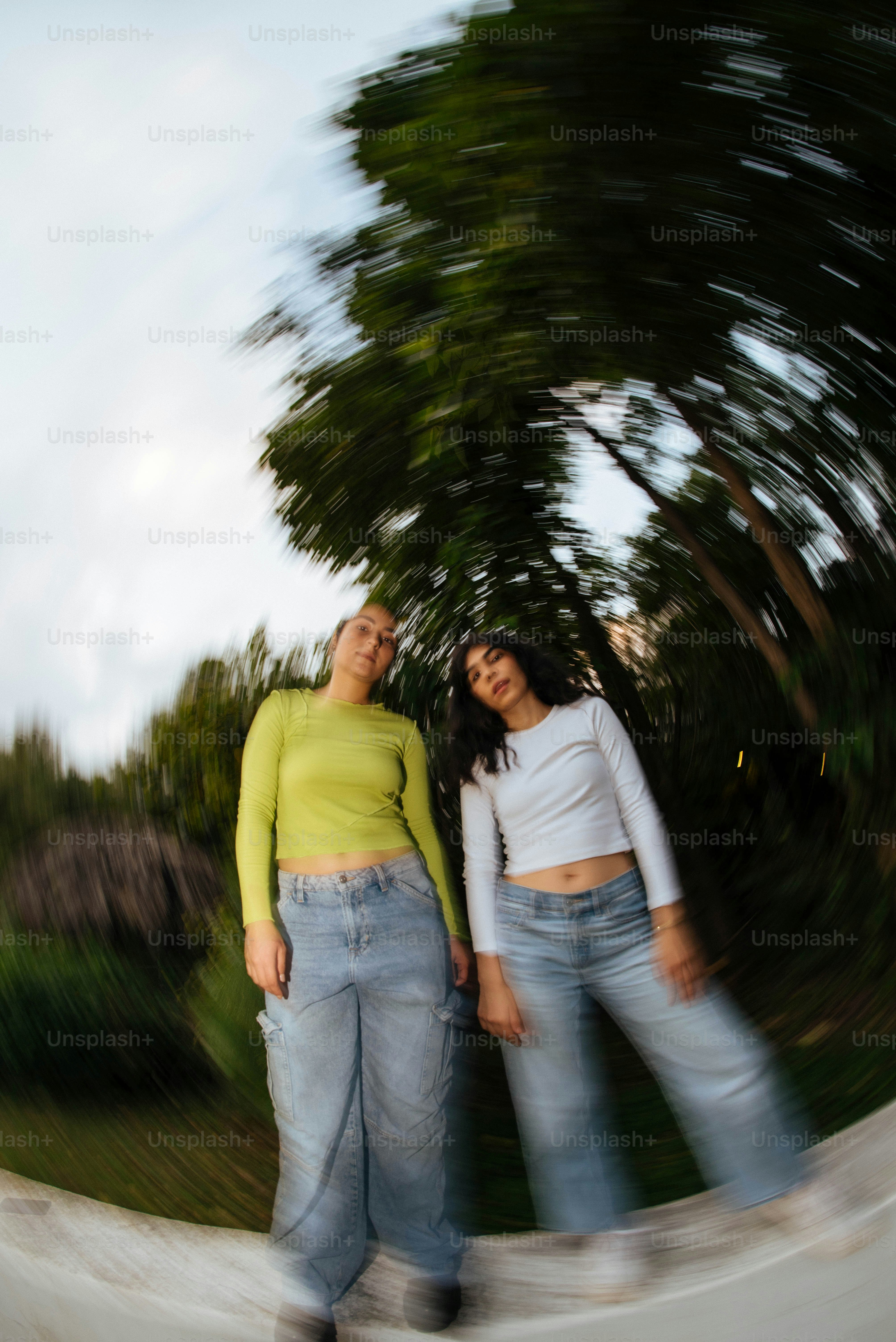 ein paar frauen, die nebeneinander stehen