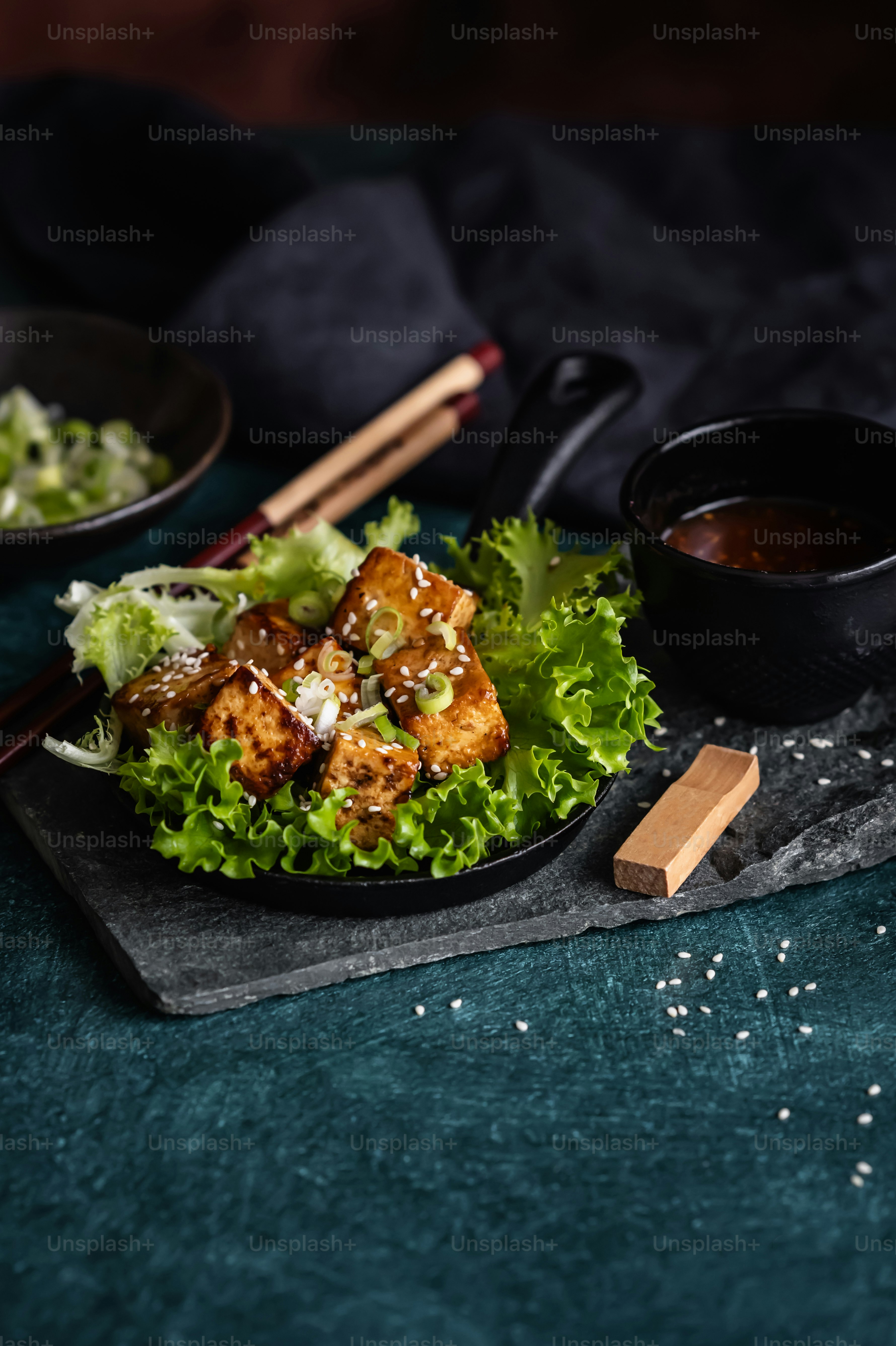 un piatto di cibo su un tavolo con le bacchette