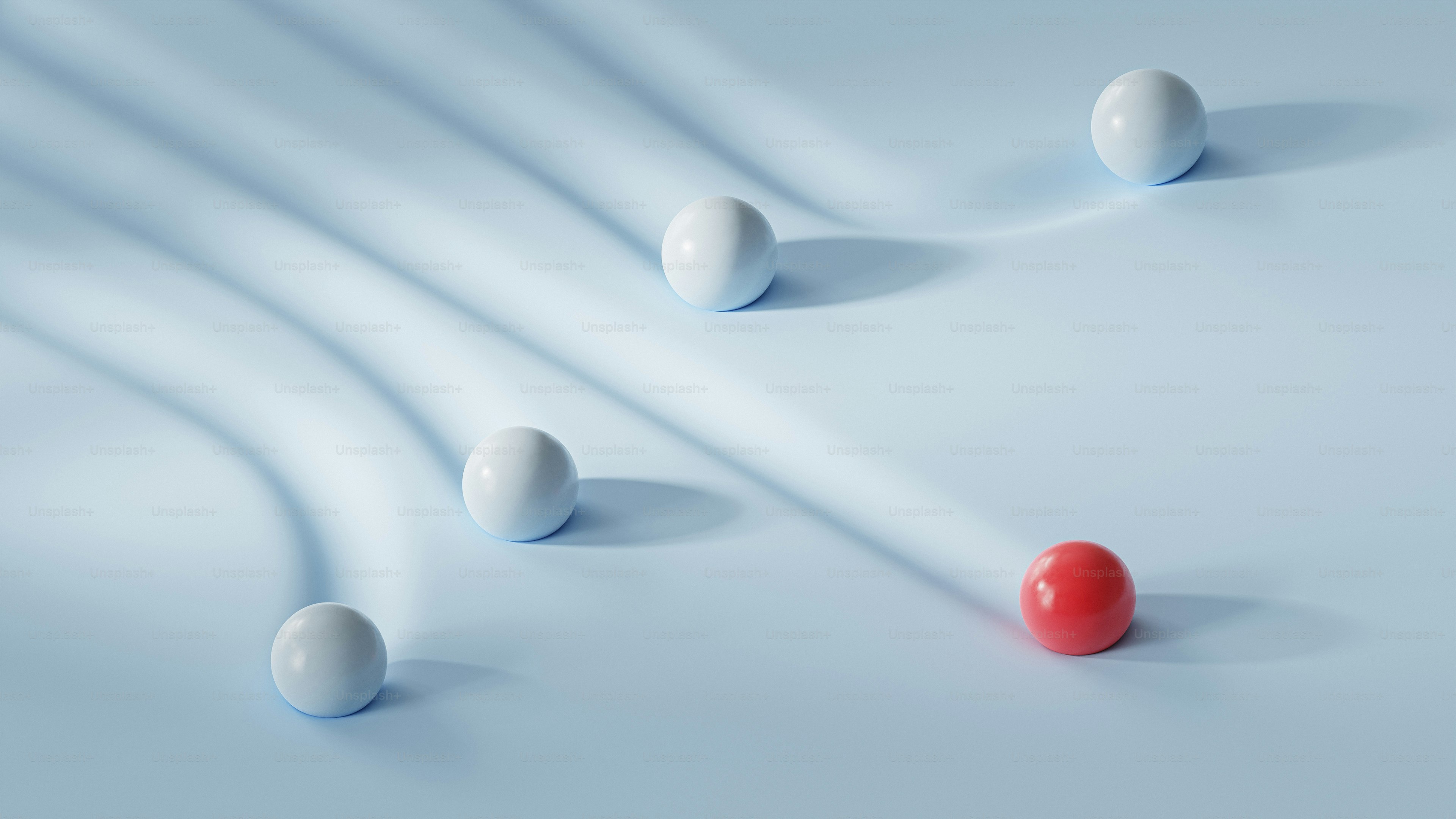 Un gruppo di palline sedute sopra una superficie blu