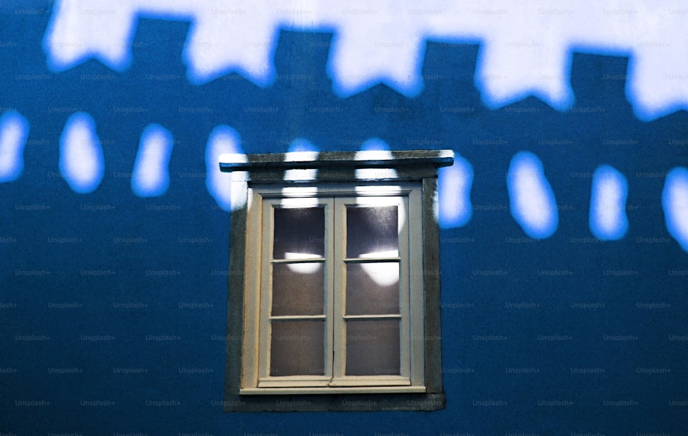 青い壁の窓の影