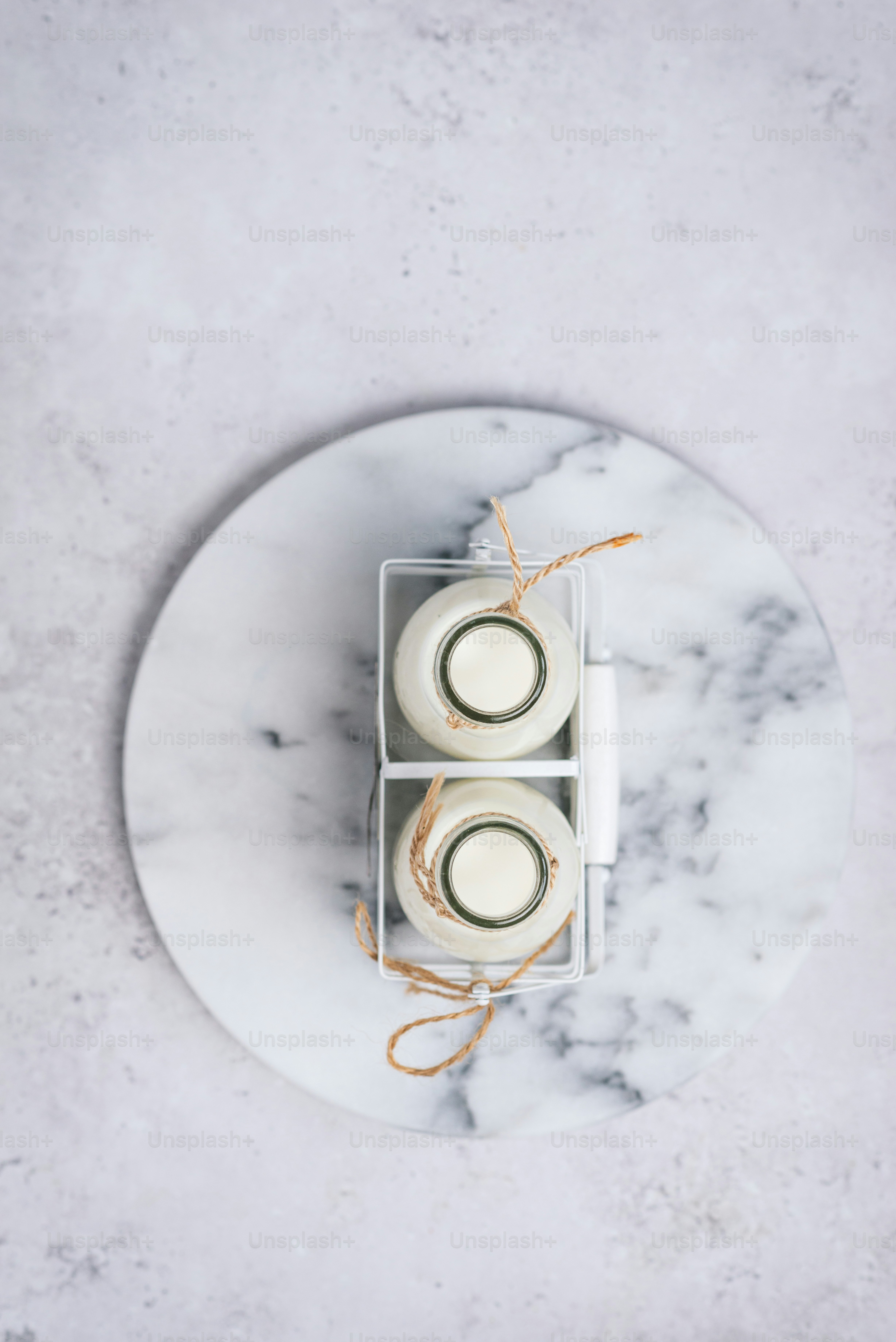 duas velas em uma caixa em uma placa de mármore
