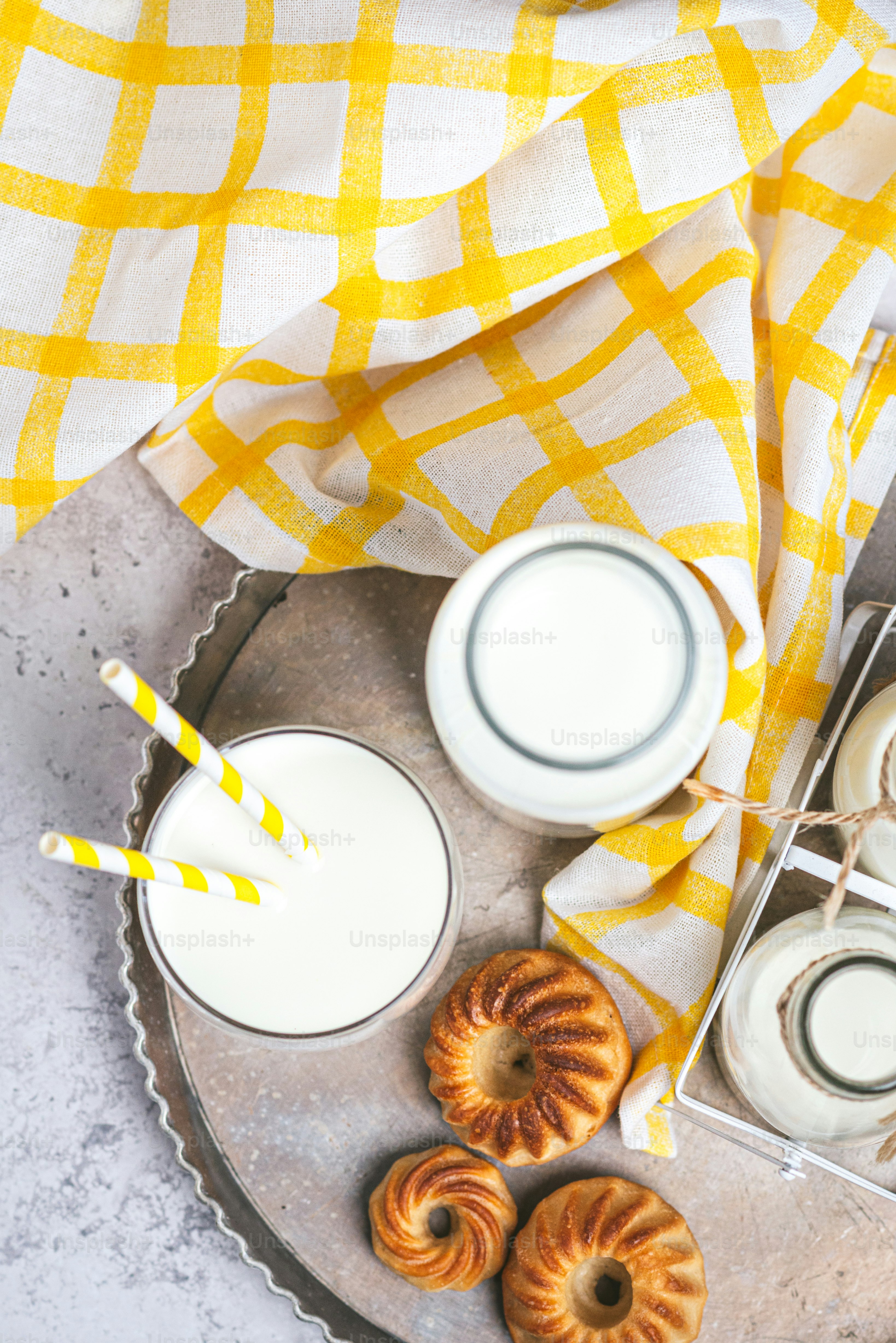 uma bandeja de doces ao lado de um copo de leite