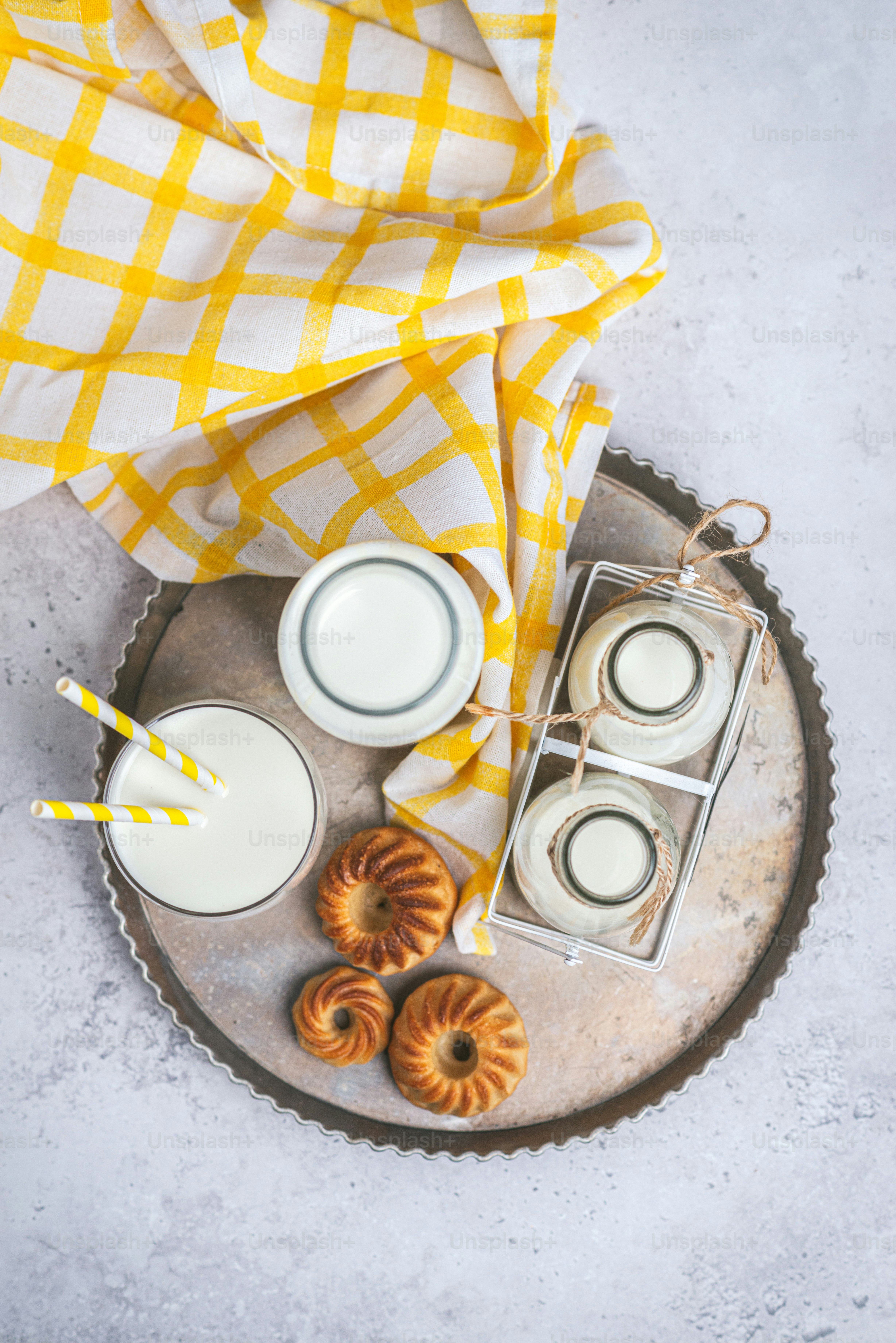 uma bandeja com alguns donuts e um copo de leite