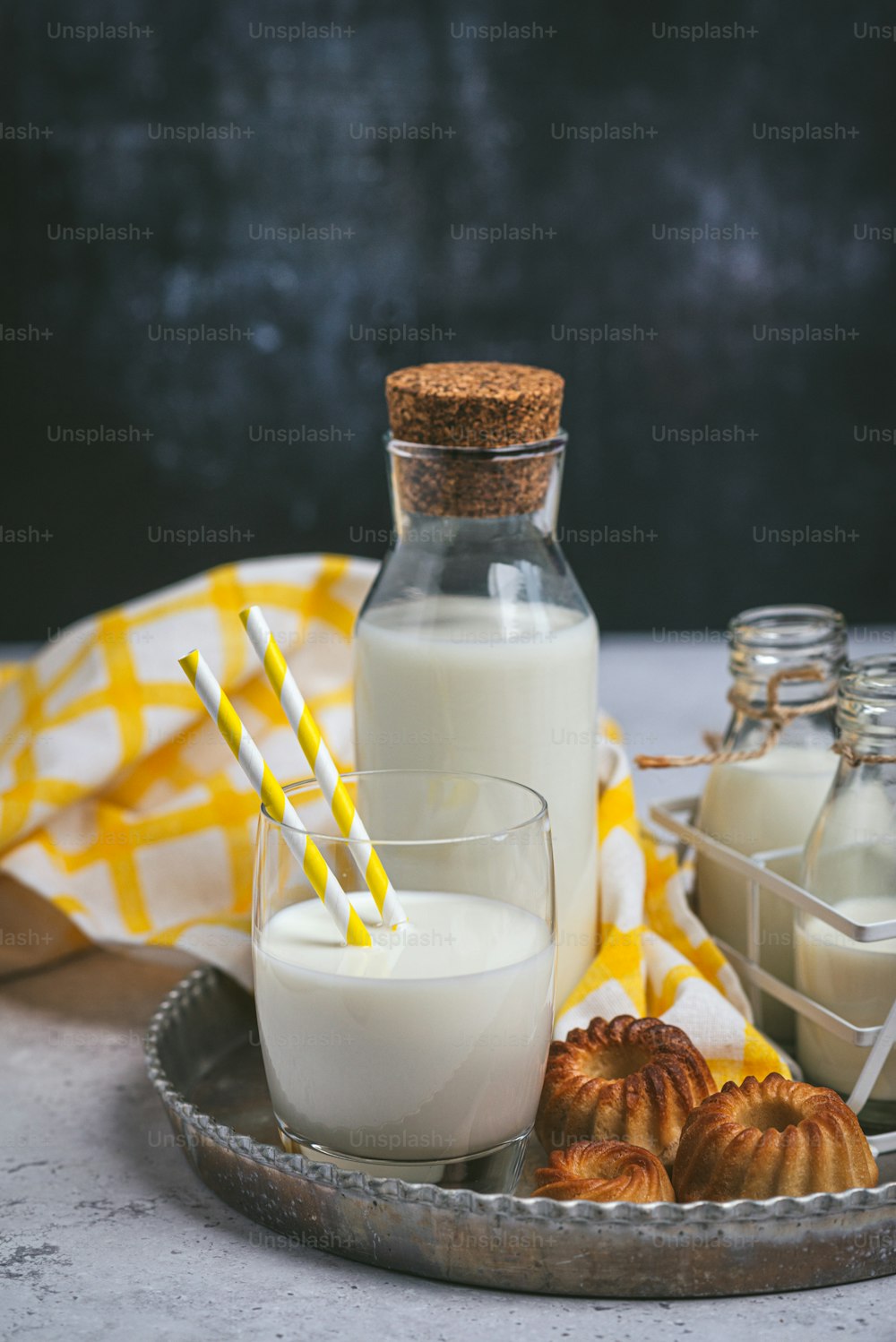 un vaso de leche junto a una botella de leche