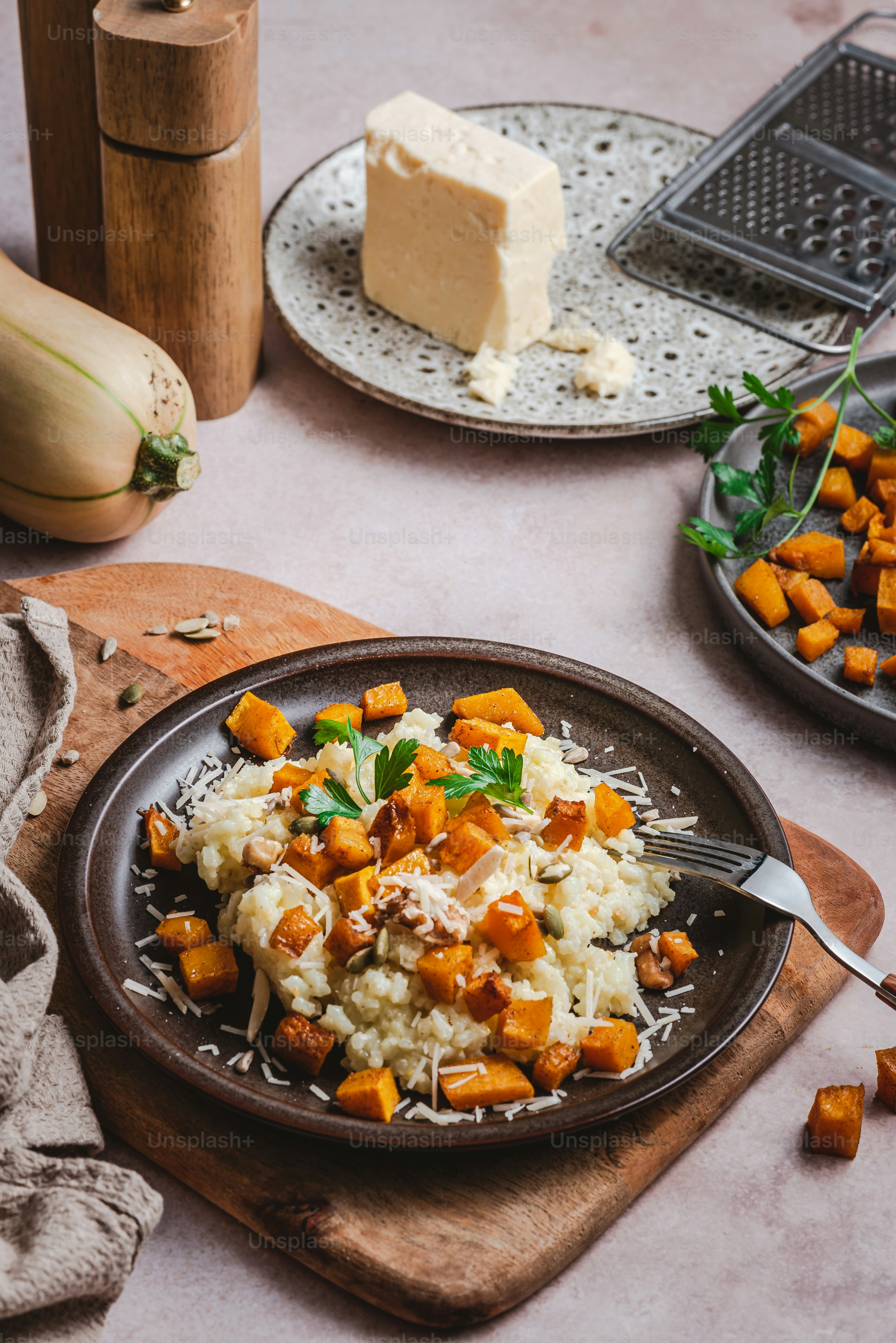 une assiette de purée de pommes de terre et de beurre sur une table
