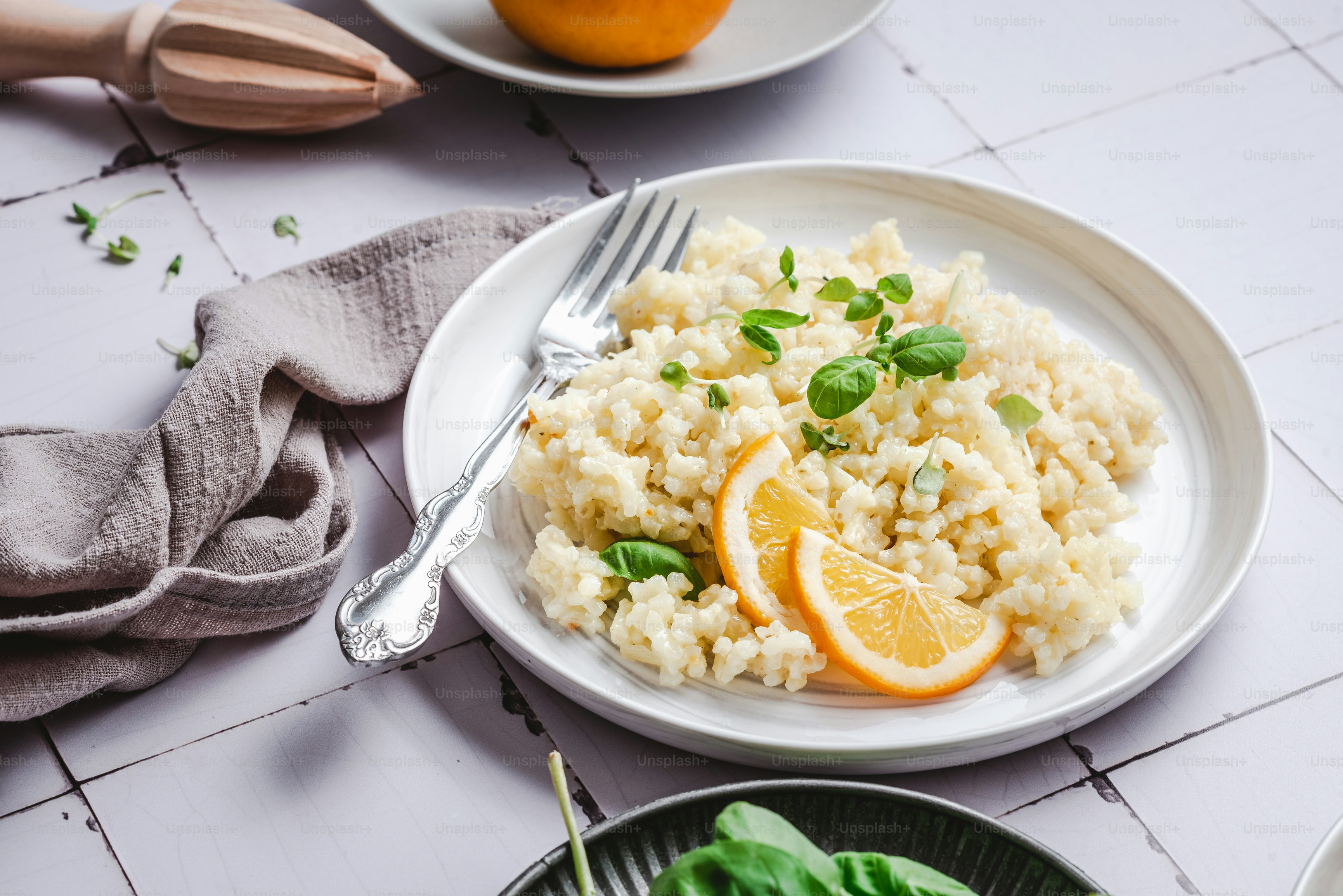 une assiette blanche garnie de tranches de riz et d’orange