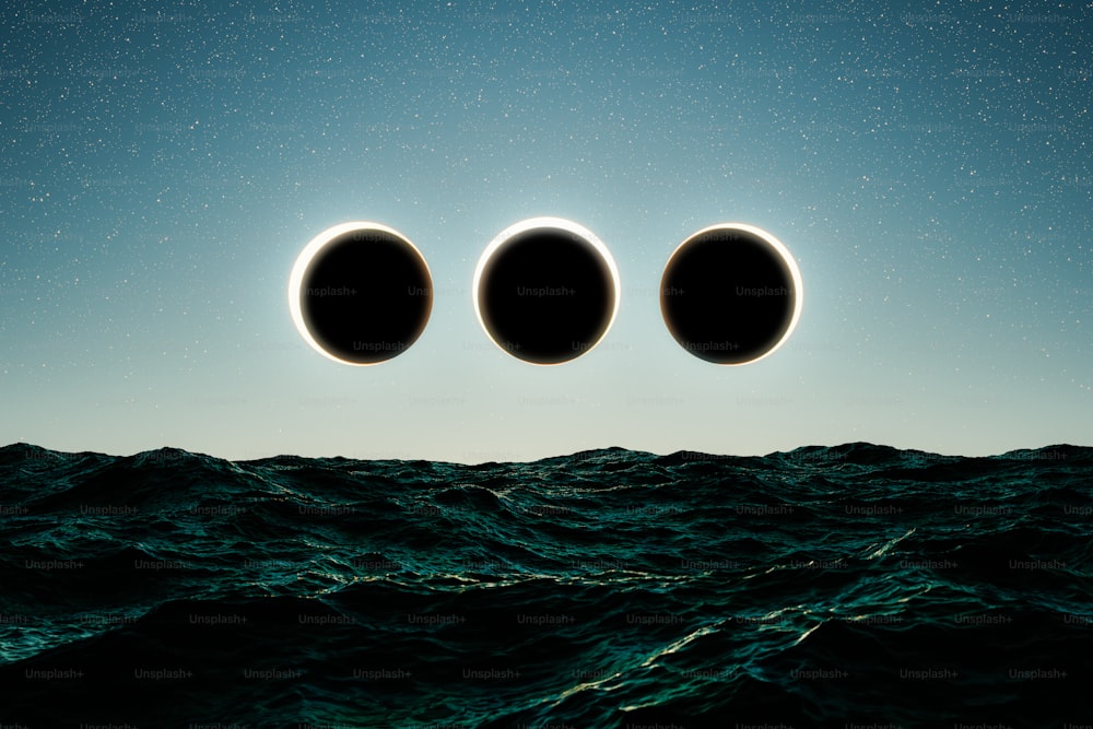 três eclipses sobre um corpo de água à noite