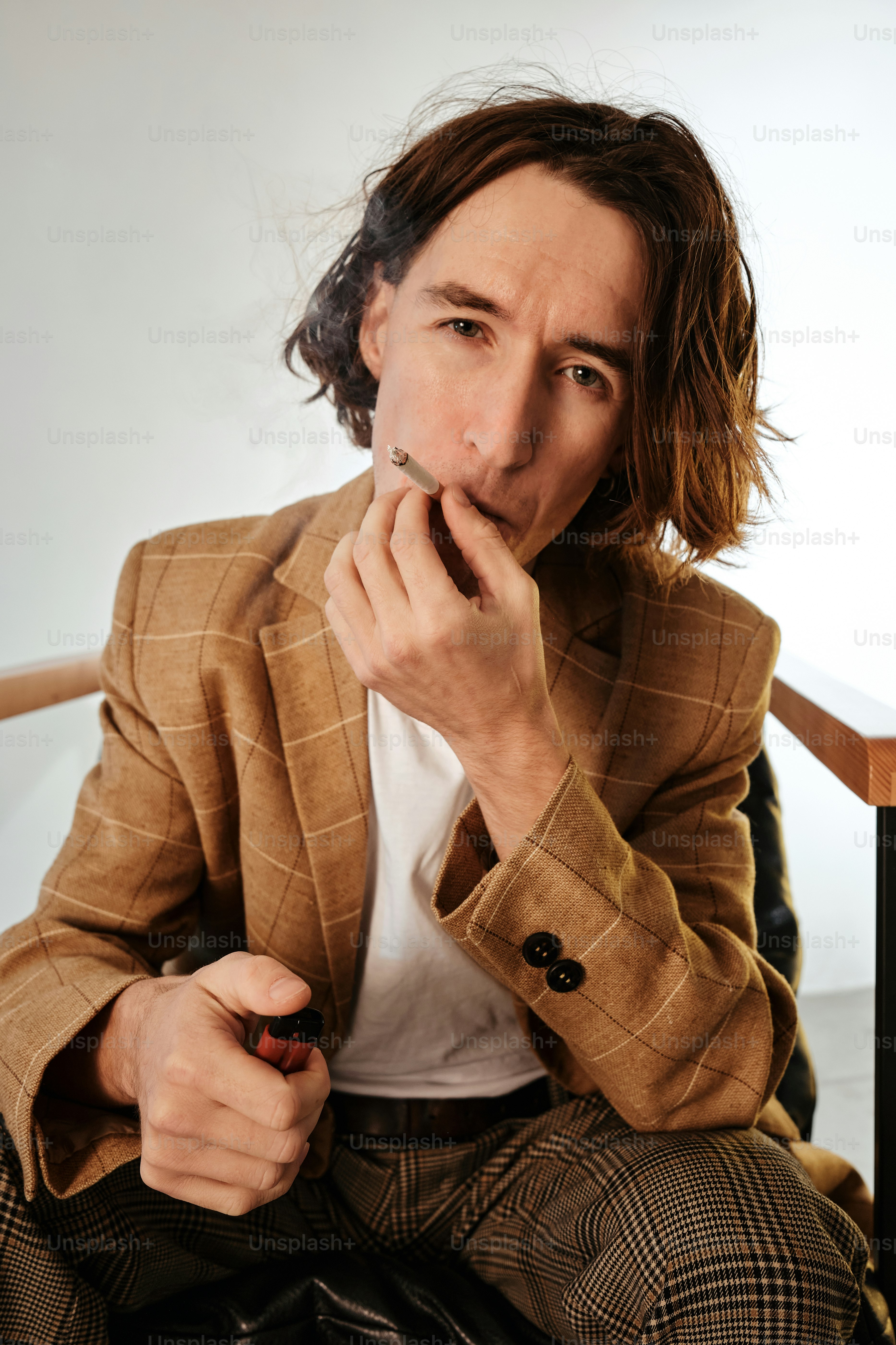 Ein Mann im Anzug raucht eine Zigarette