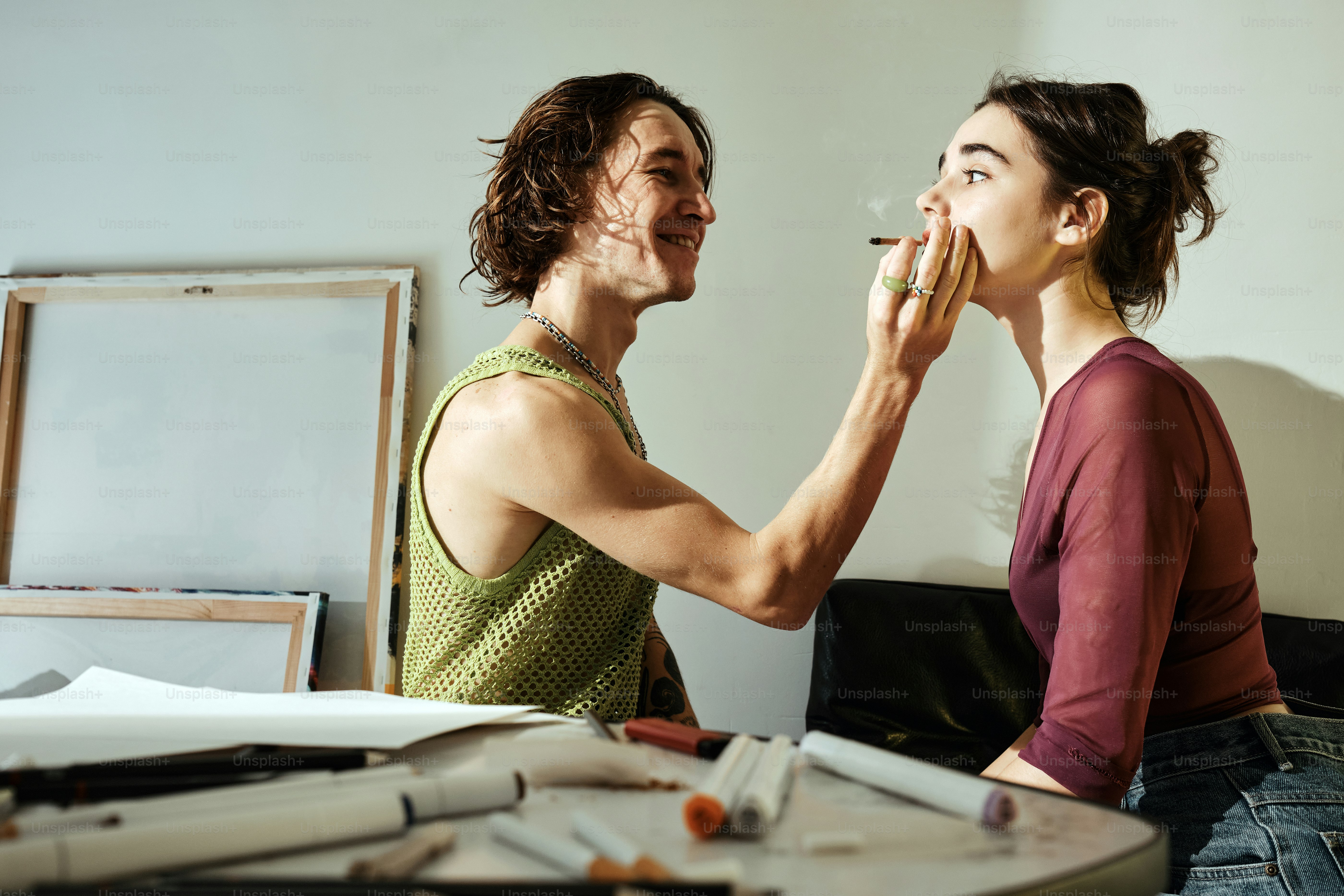um homem e uma mulher parados em frente a um espelho escovando os dentes