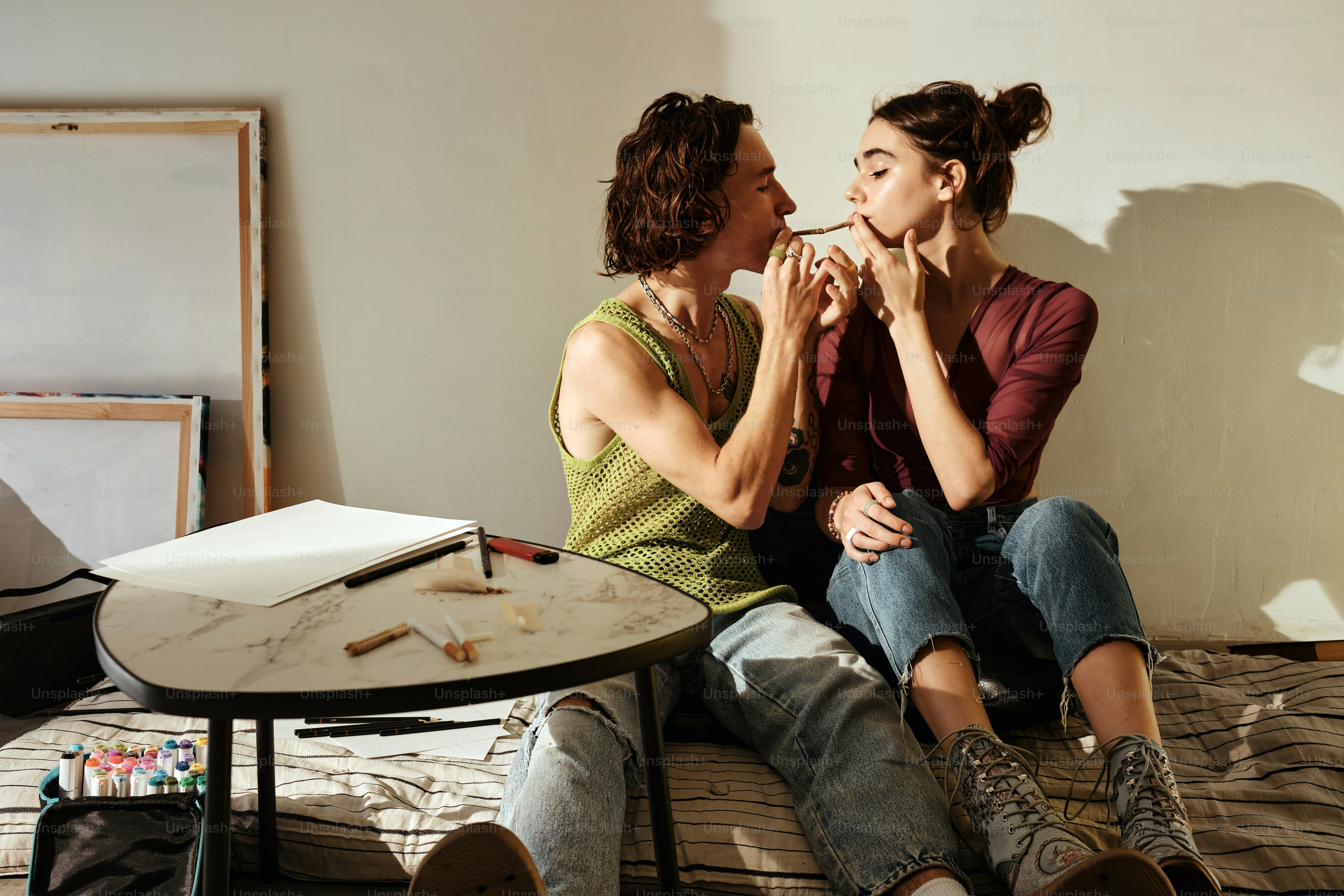 un couple de femmes assises sur un lit