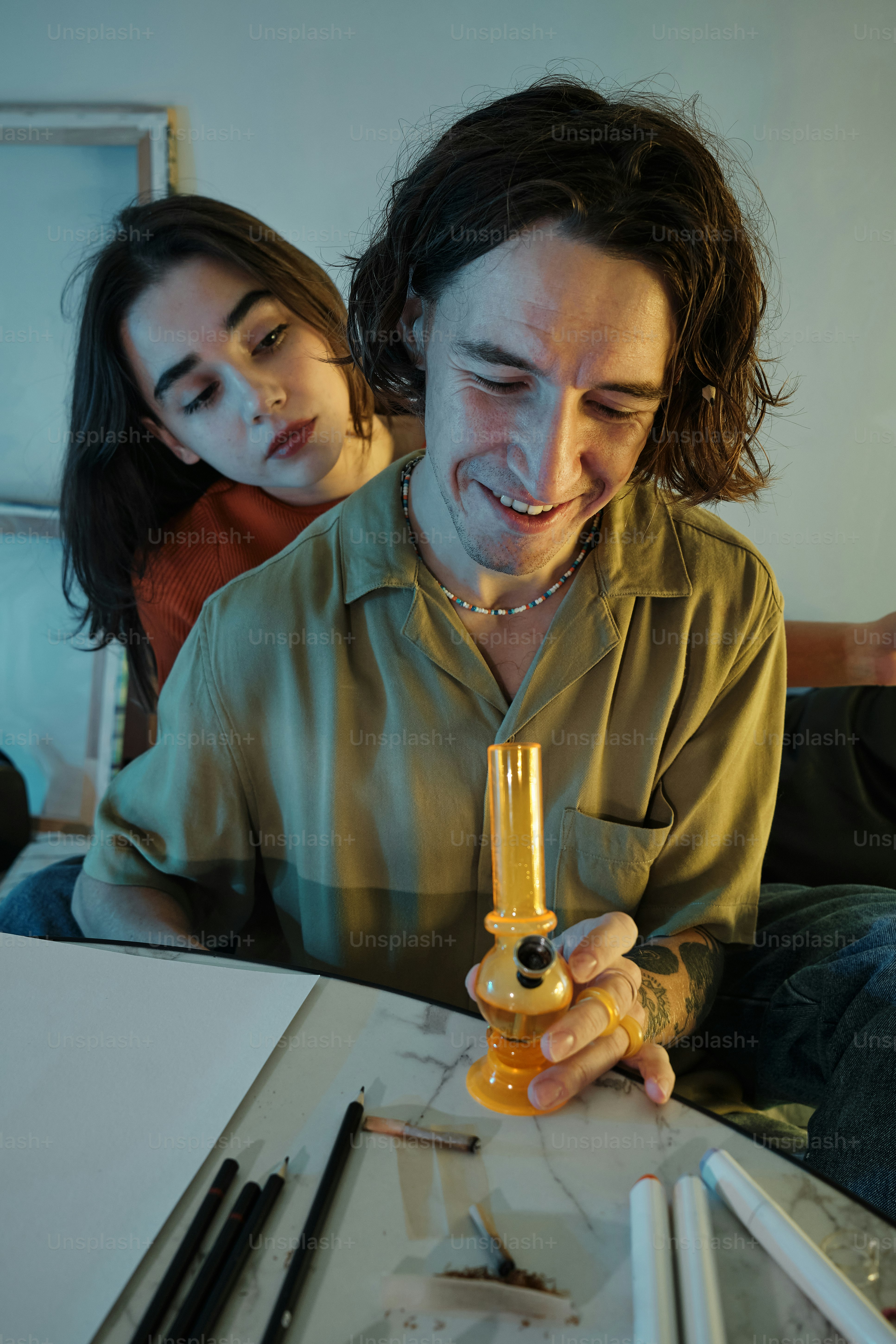 Ein Mann und eine Frau, die an einem Tisch sitzen