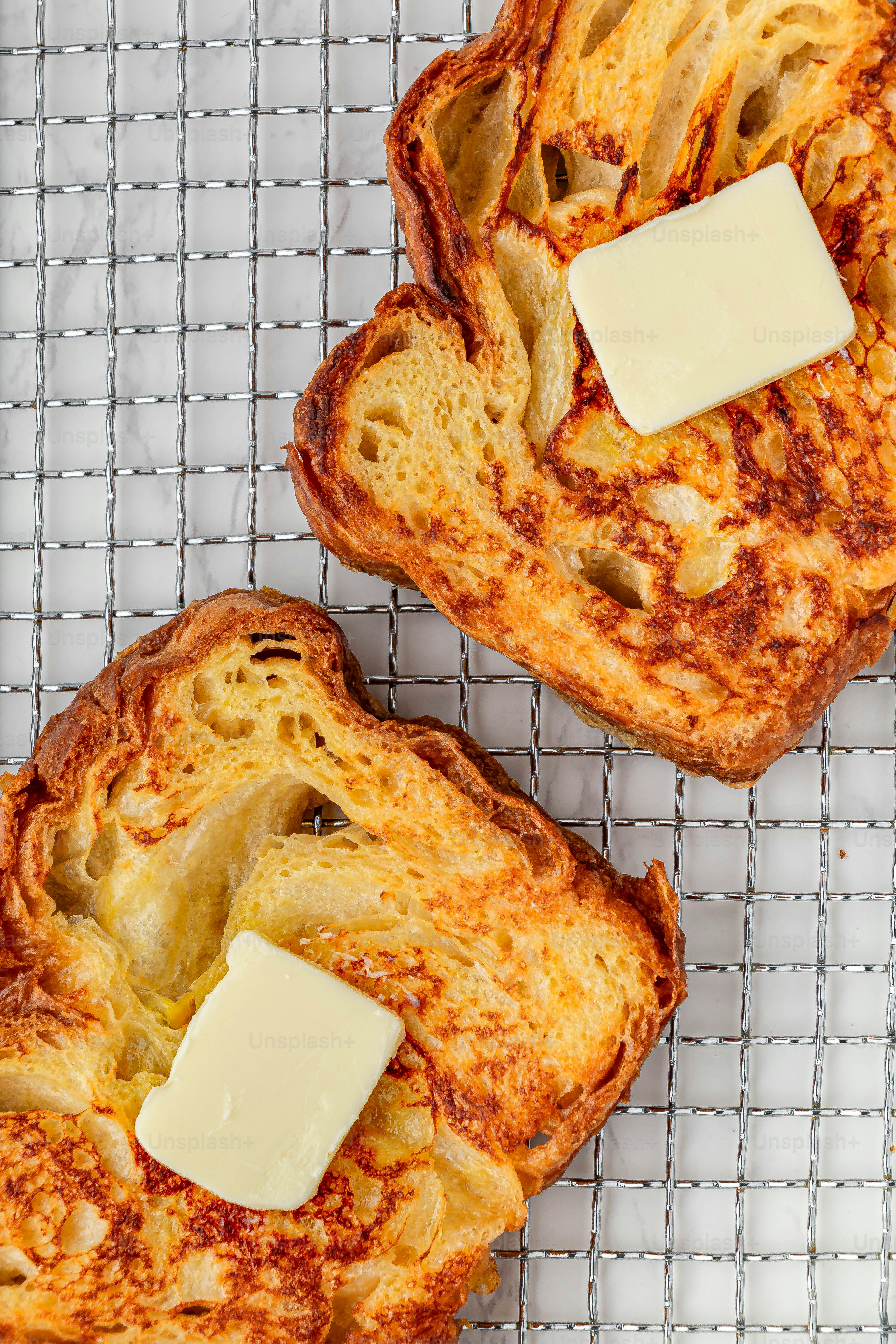 quelques morceaux de pain avec du fromage sur le dessus