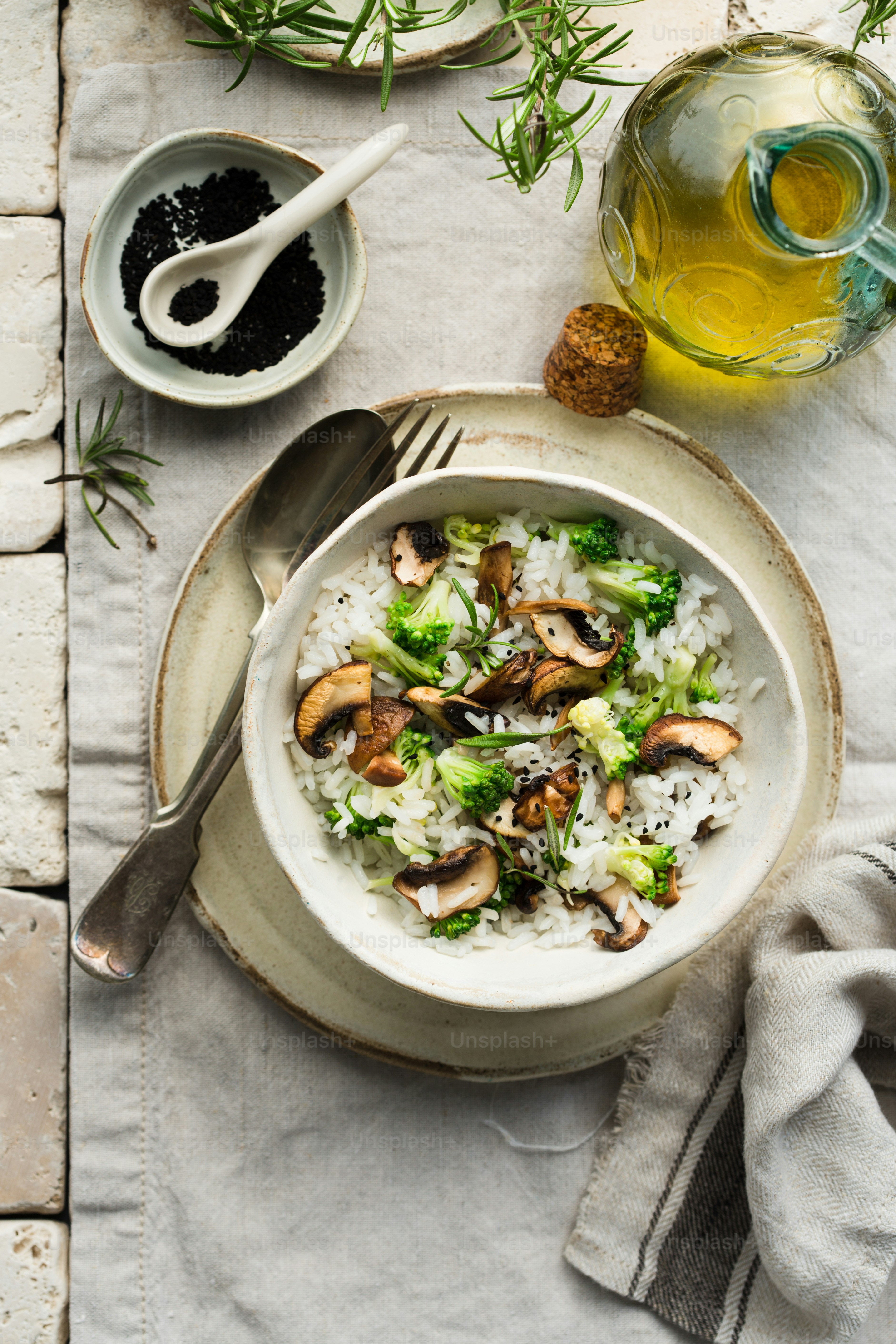 eine Schüssel Reis mit Champignons und Brokkoli