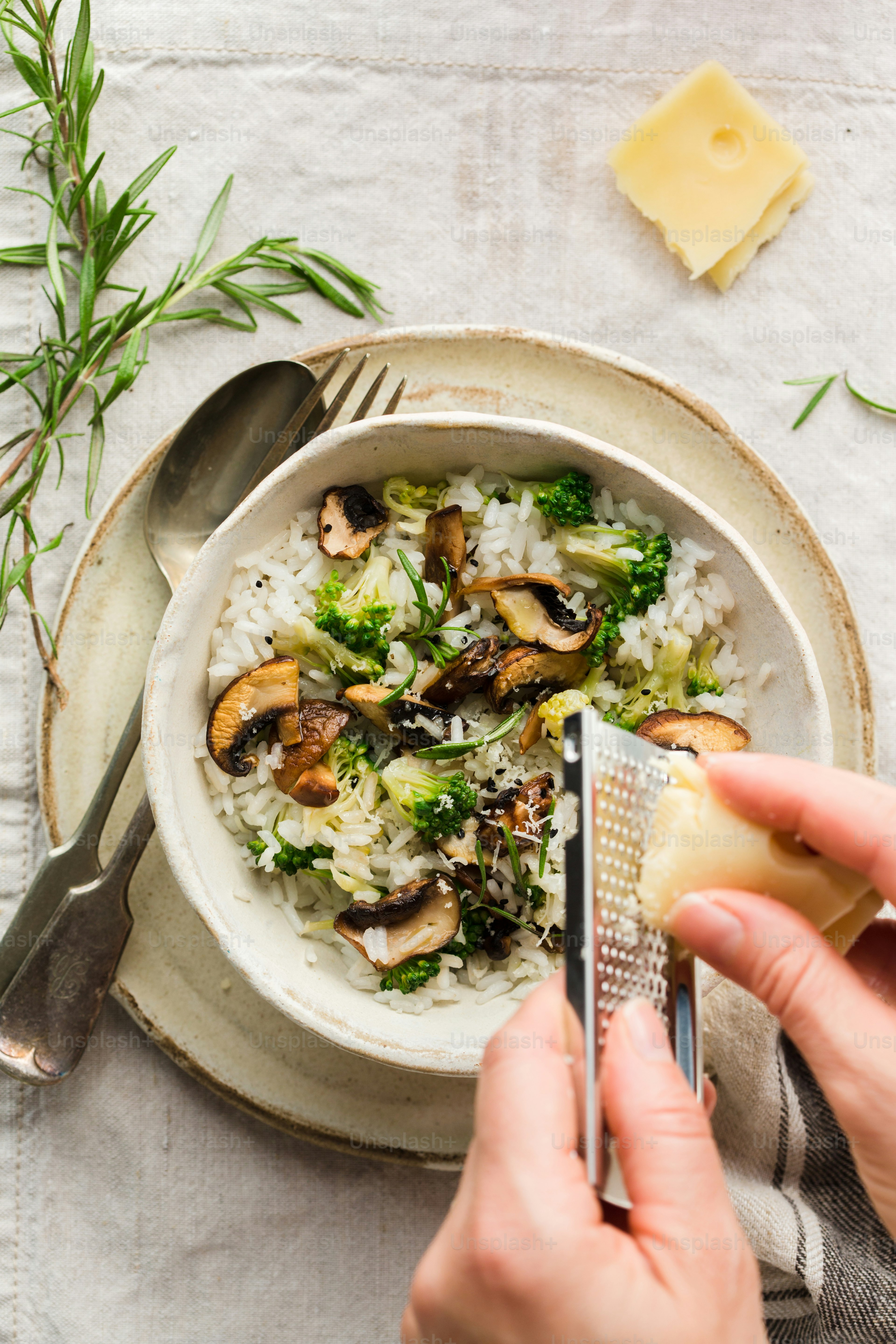 ein Teller mit Essen mit Pilzen und Reis