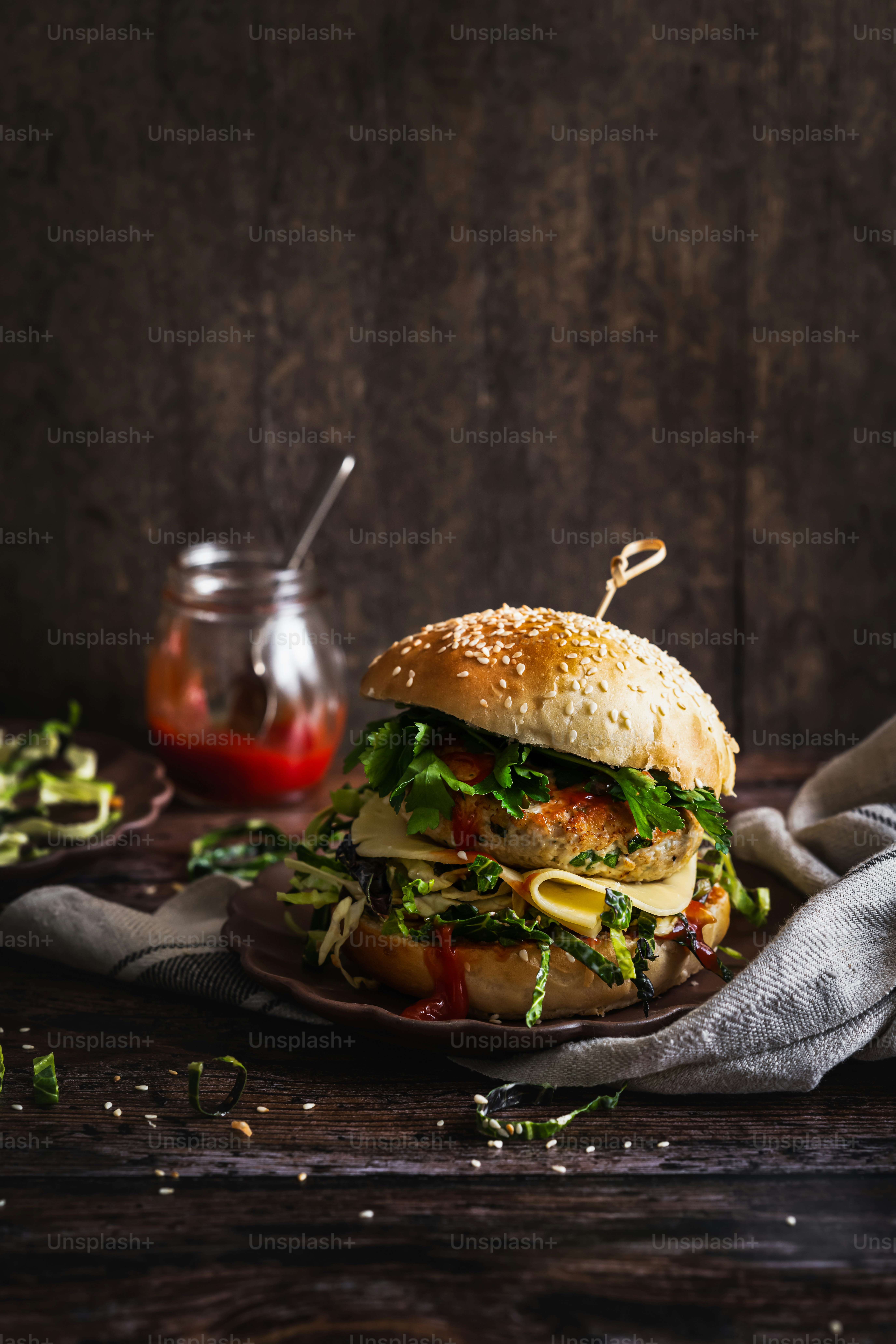 접시에 양상추와 토마토를 곁들인 샌드위치