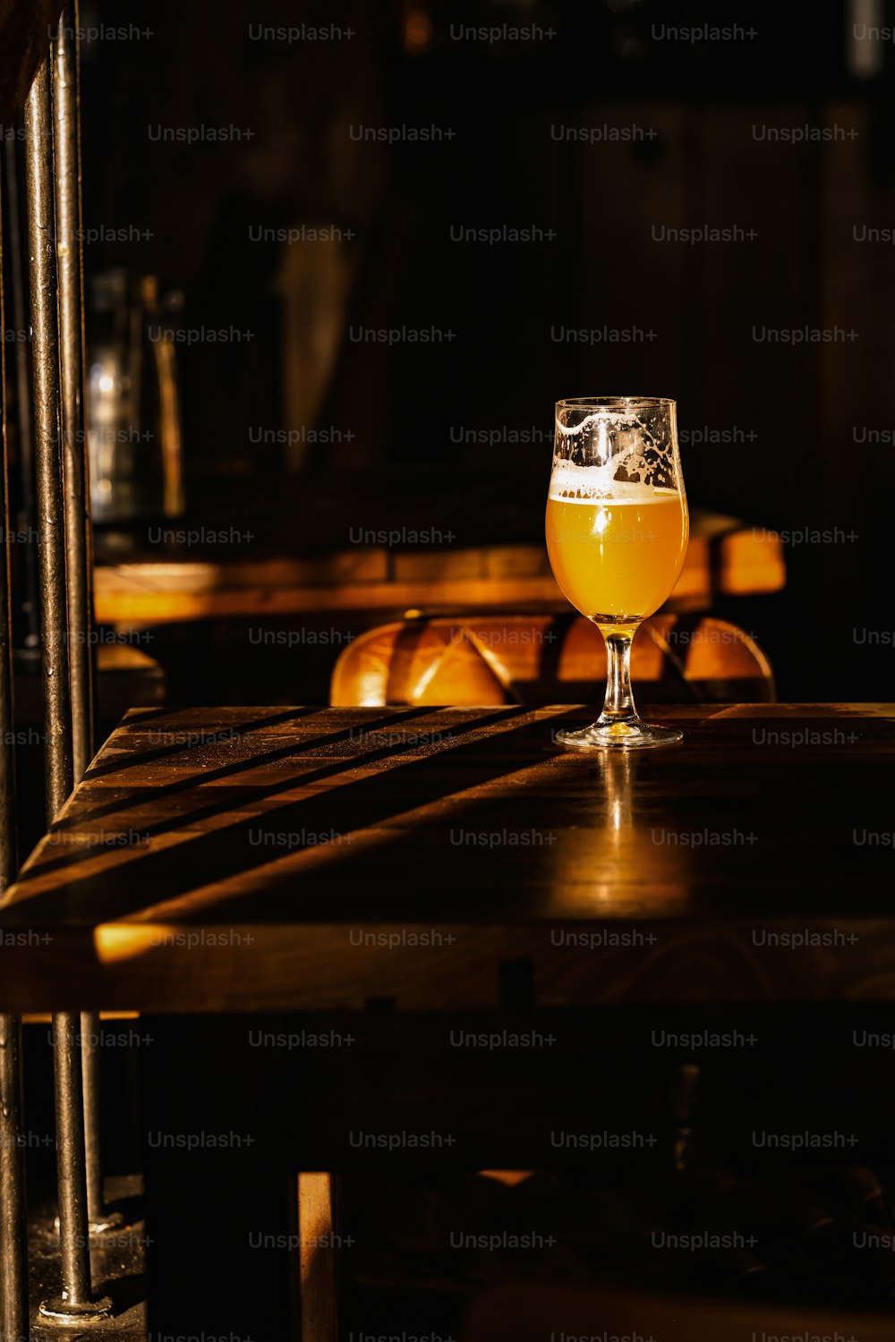ein Glas Bier auf einem Holztisch