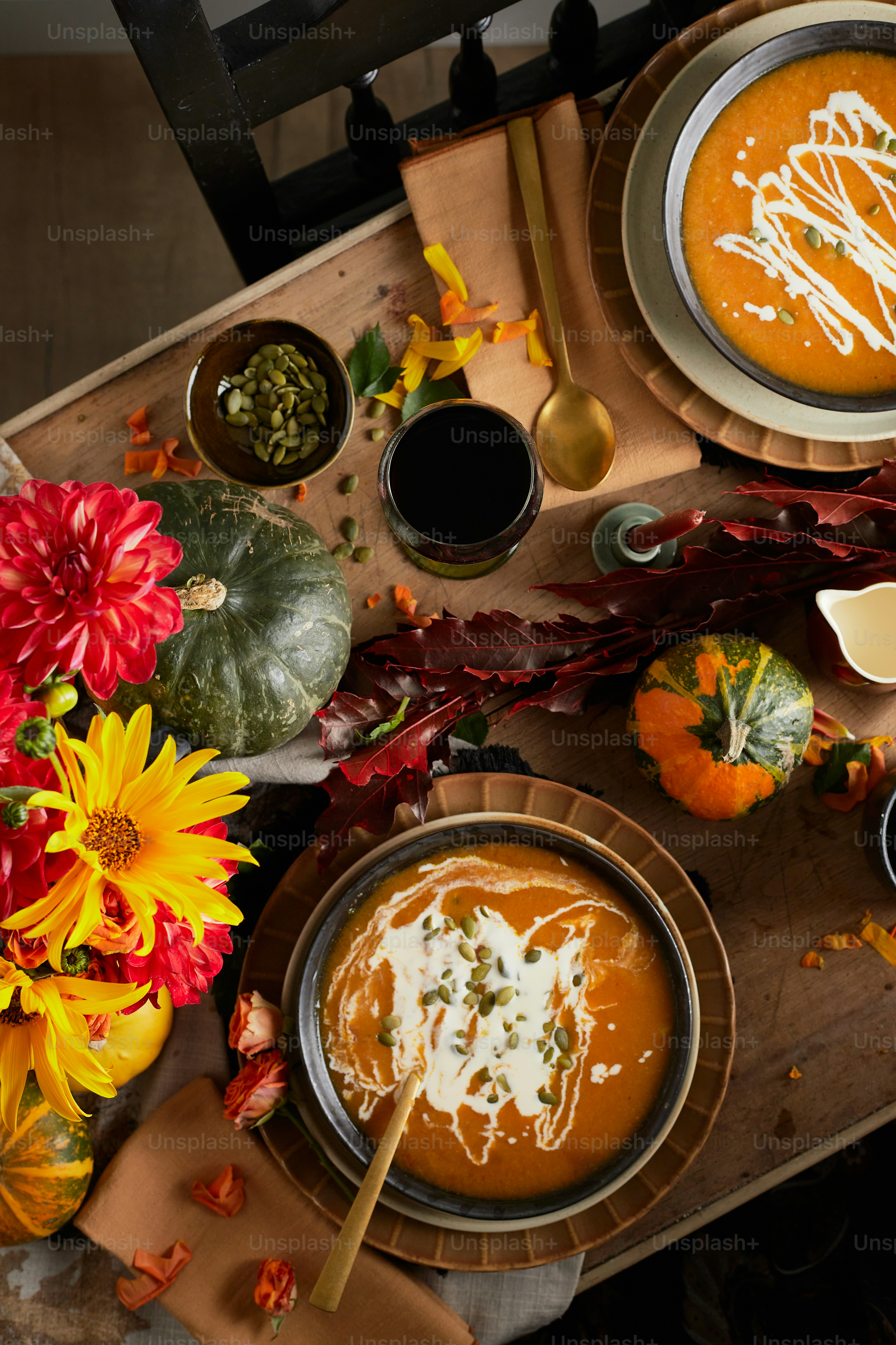 ein Tisch mit Schüsseln mit Suppe und Tellern mit Essen