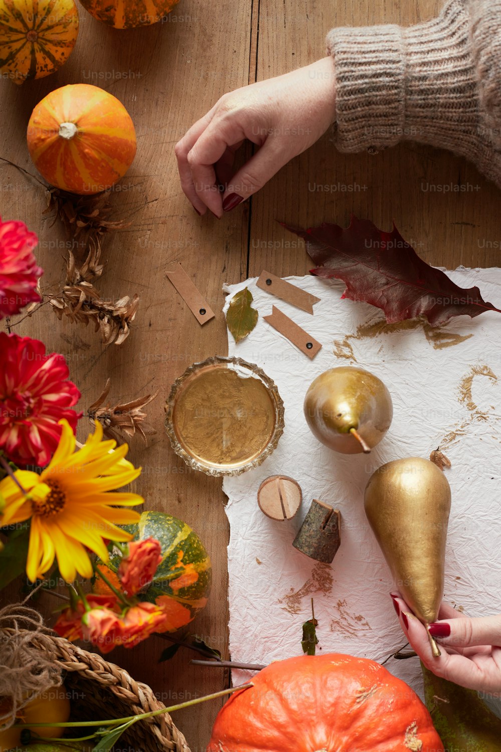 uma mesa com abóboras e outras decorações de outono