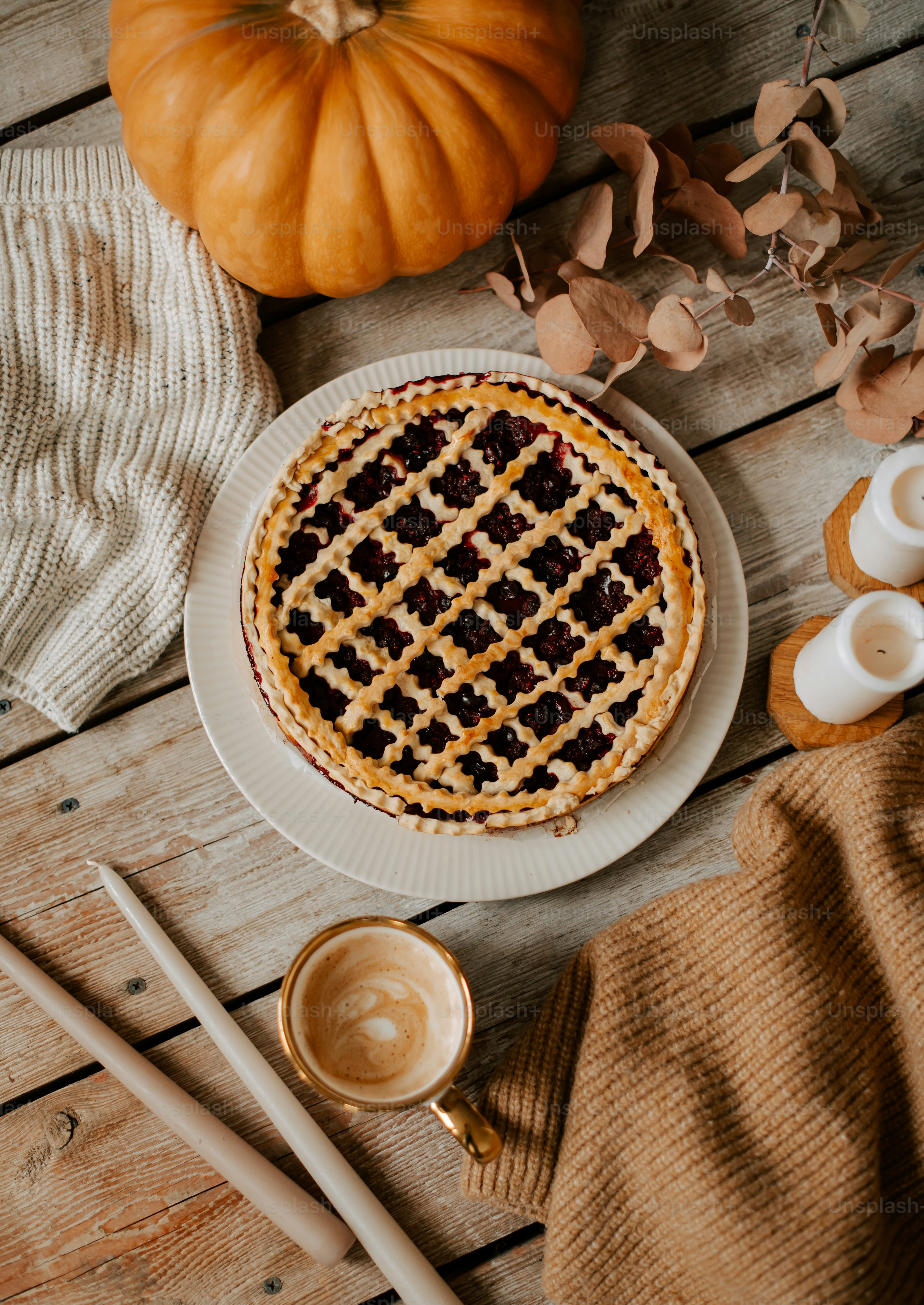 ein Kuchen, der auf einem weißen Teller neben einer Tasse Kaffee sitzt