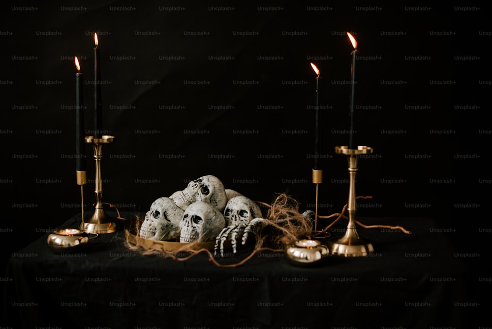 ein Tisch mit Kerzen und Totenköpfen darauf