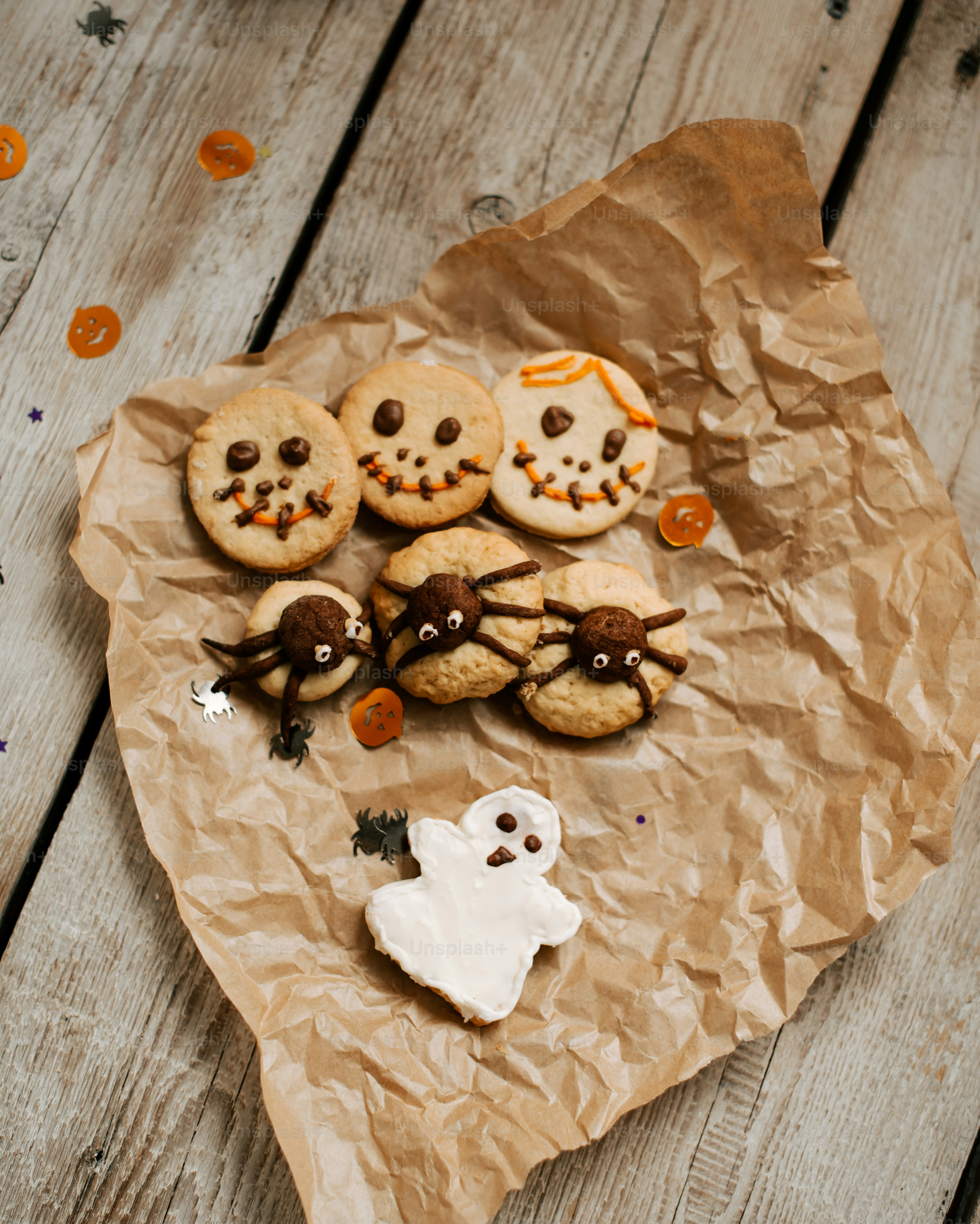 un mucchio di biscotti che sono su un pezzo di carta