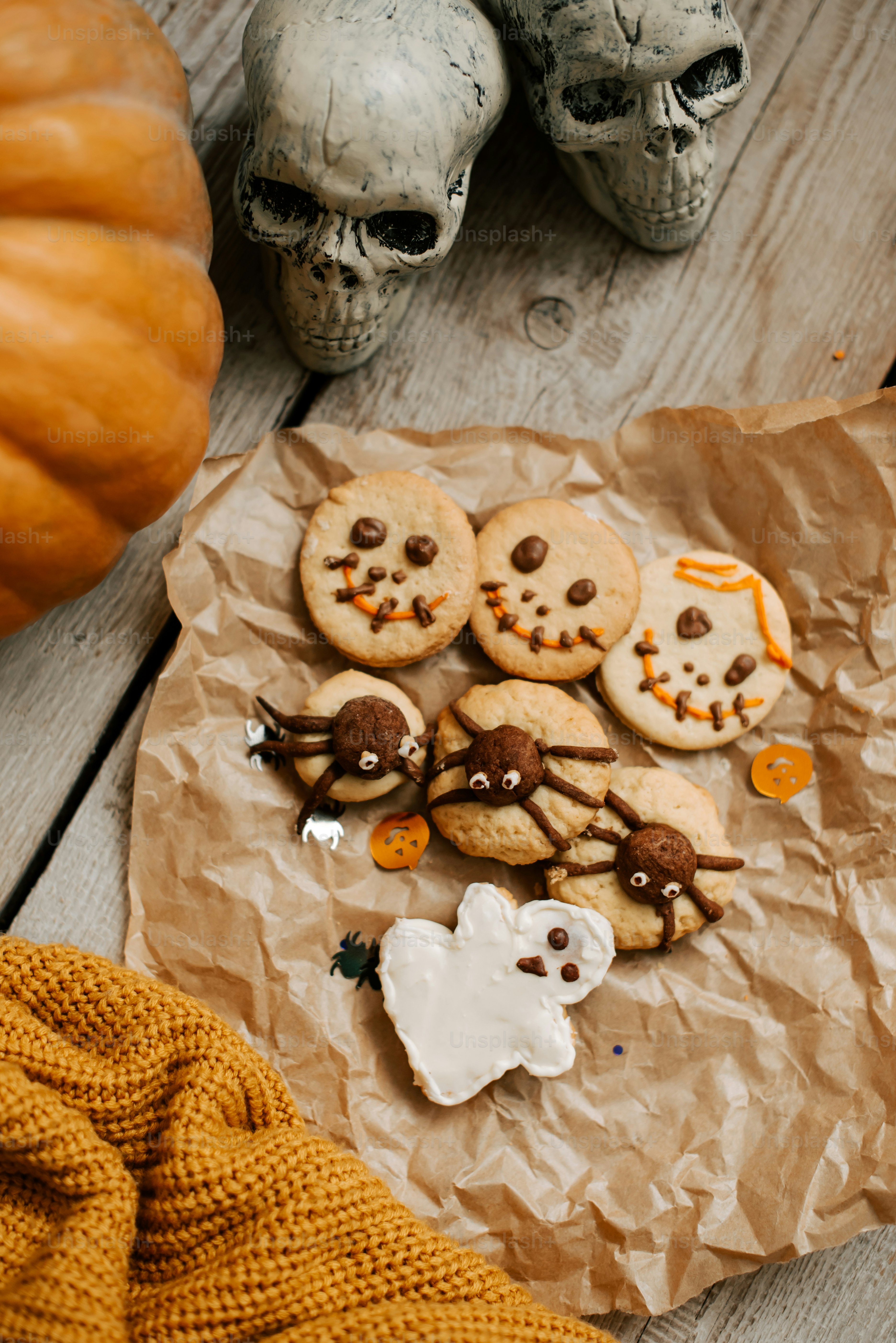 Un tavolo sormontato da biscotti e teschi di Halloween