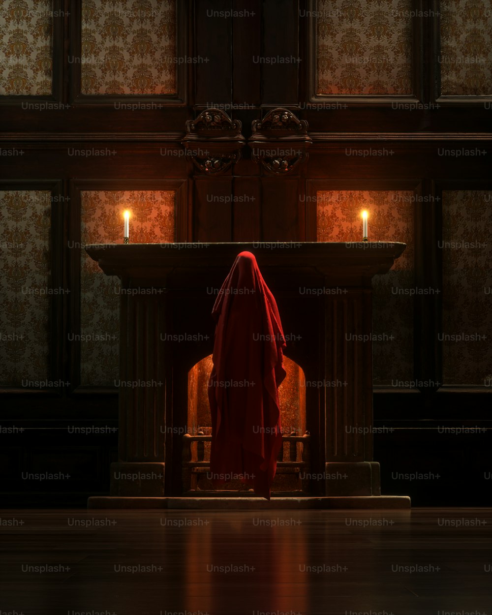 une personne en robe rouge debout devant une cheminée