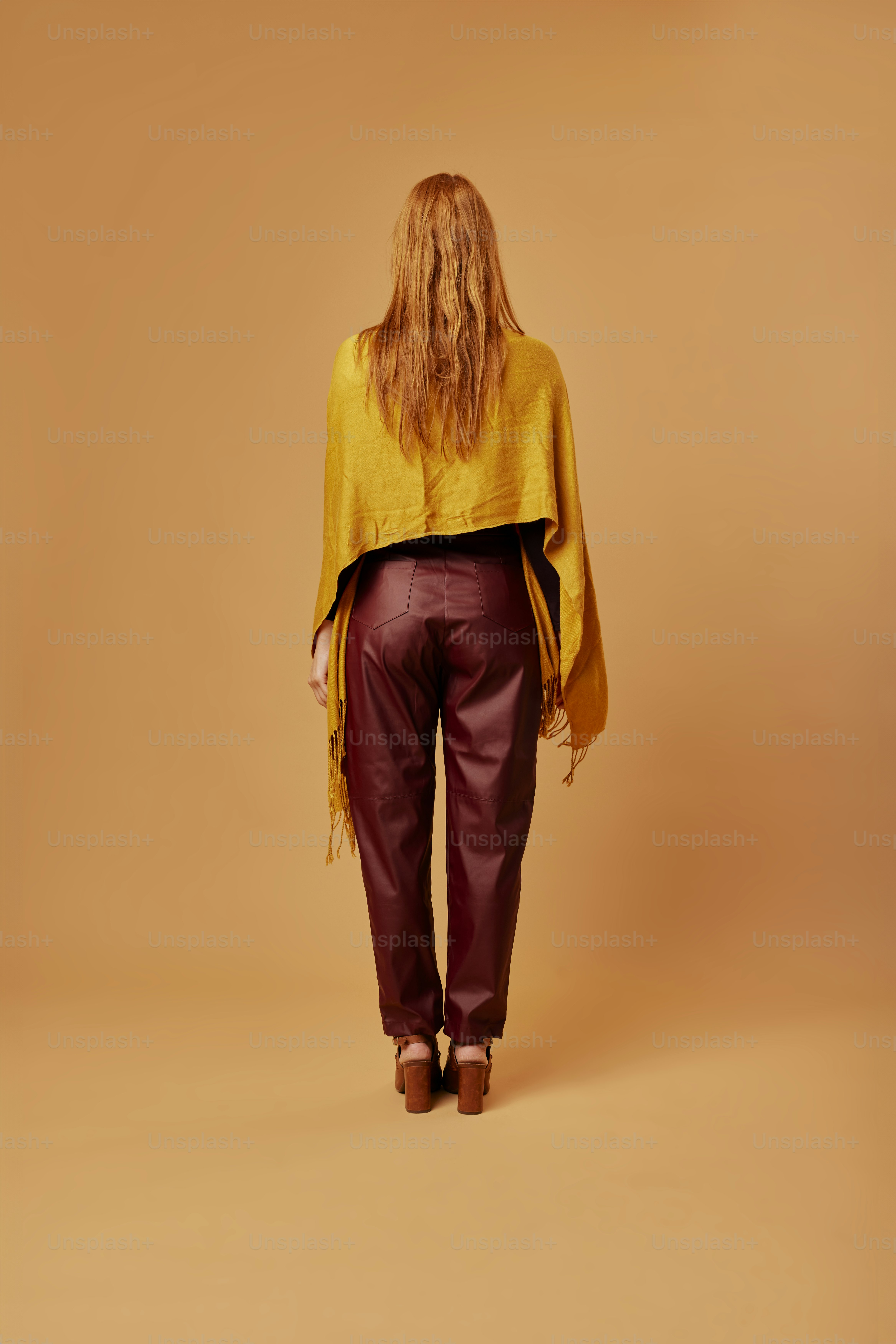 Una mujer con un top amarillo y pantalones granates