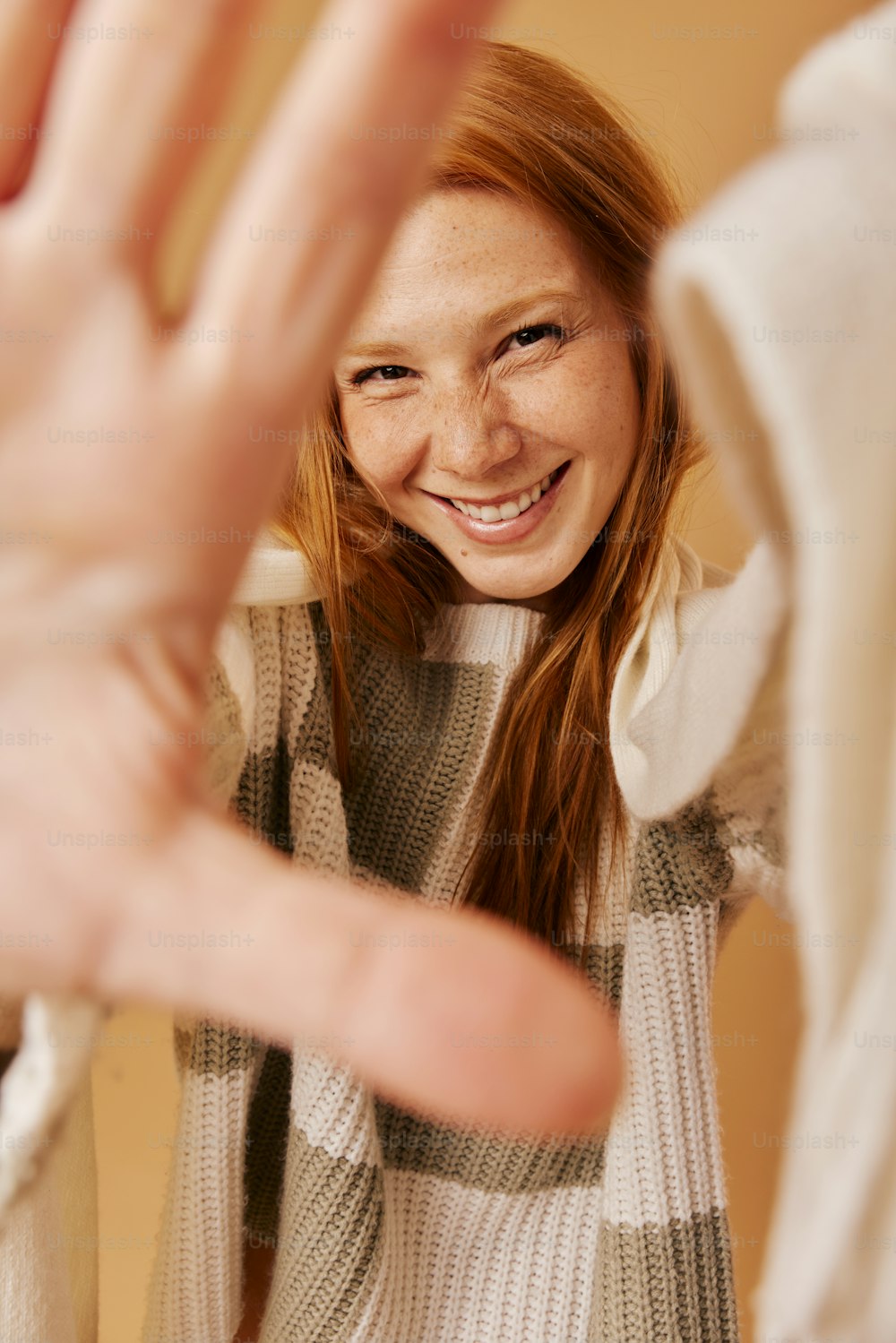 uma mulher está sorrindo e fazendo um gesto com as mãos
