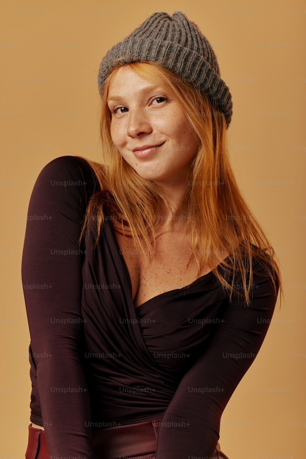 uma mulher com cabelo ruivo usando um chapéu