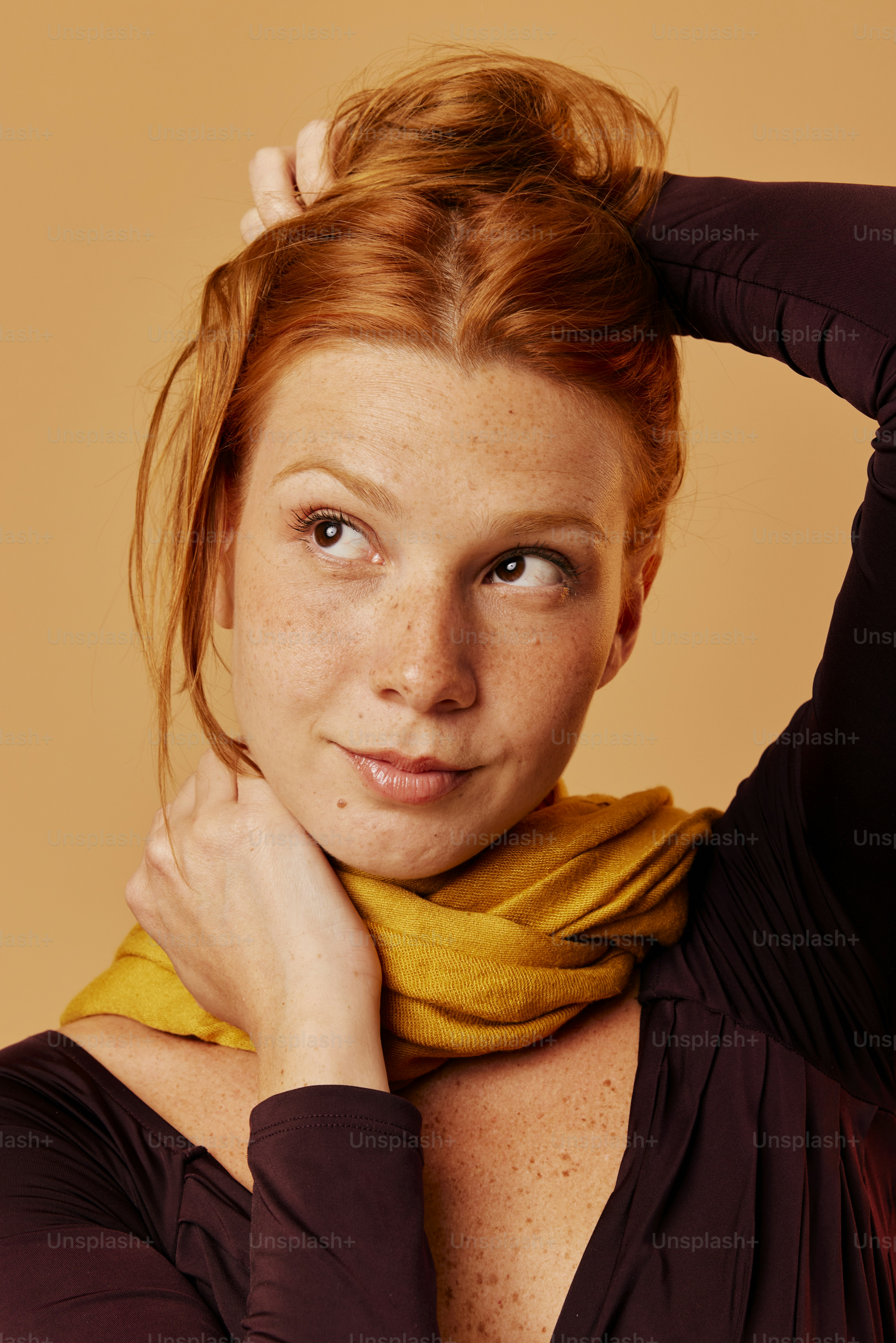 Una donna con una sciarpa intorno al collo