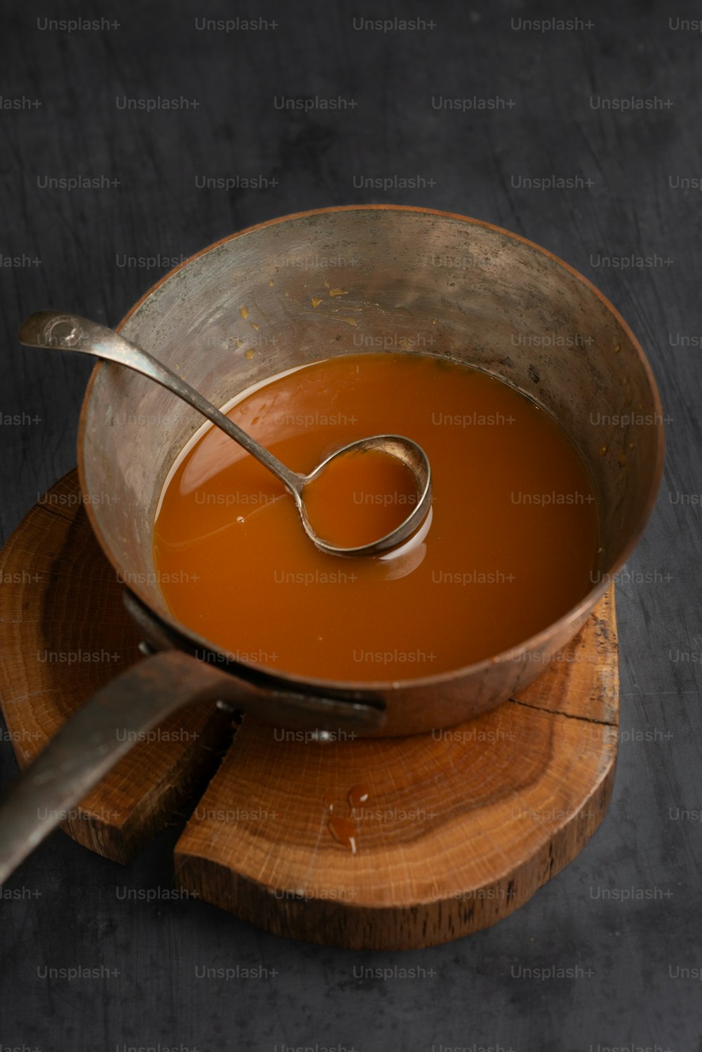un bol de soupe avec une cuillère dedans
