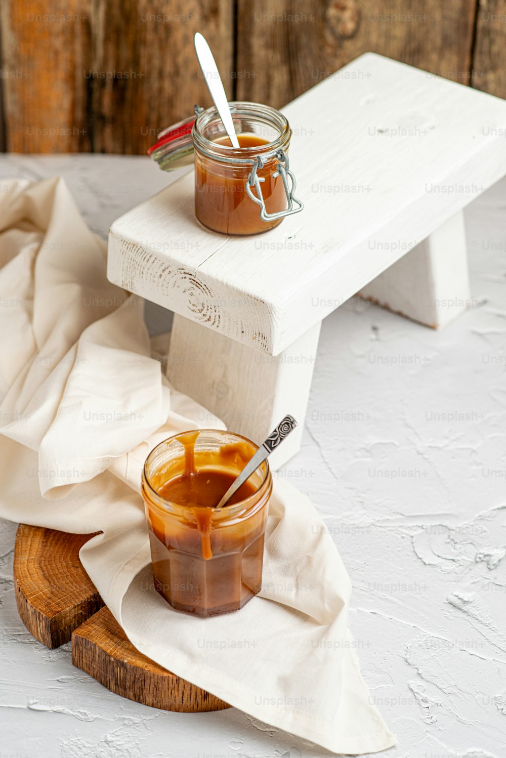 un frasco de salsa de caramelo sentado encima de una mesa de madera