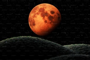 夜空に赤い月が見える